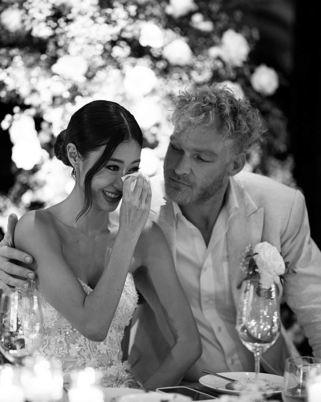 イプシー・キーラティさんのインスタグラム写真 - (イプシー・キーラティInstagram)「24. 09. 2023 🤍 officially married.   งานแต่งงาน ที่ได้เป็นตัวของเราเอง. ล้อมรอบไปด้วยคนสำคัญของชีวิต.   กุหลาบขาวที่ชอบ. ดอกยิปโซแซมเคียงข้าง :))  ชุดแต่งงานทรง mermaid. Playlist ทำเอง กับ vdo presentation ที่แค่เอาคลิปในชีวิตประจำวัน มาตัดต่อรวมกัน . .   ไปถึงเค้กที่ พวกเรา เด๋อด๋า ตั้งใจช่วยกันตัดมากเกินไปจนลอยคว่ำลงมา ( เพราะไม่รู้ว่าด้านล่างเป็นของปลอม 🤣 )   ทุกอย่าง เล็กๆน้อยๆ นี้ . รวมเป็นวันที่เรามีความสุขมากที่สุด.   ขอบคุณทุกคนของชีวิตเราจริงๆ ที่อยู่กับเราในวันนี้ . . และที่อยู่กับเรามาตลอด ระหว่างทางนะ :)) 🤍  It is such a beautiful memory . I love you guys so much ja .   #kittengummythewedding 🐱🐻」9月27日 22時35分 - gypsykeerati