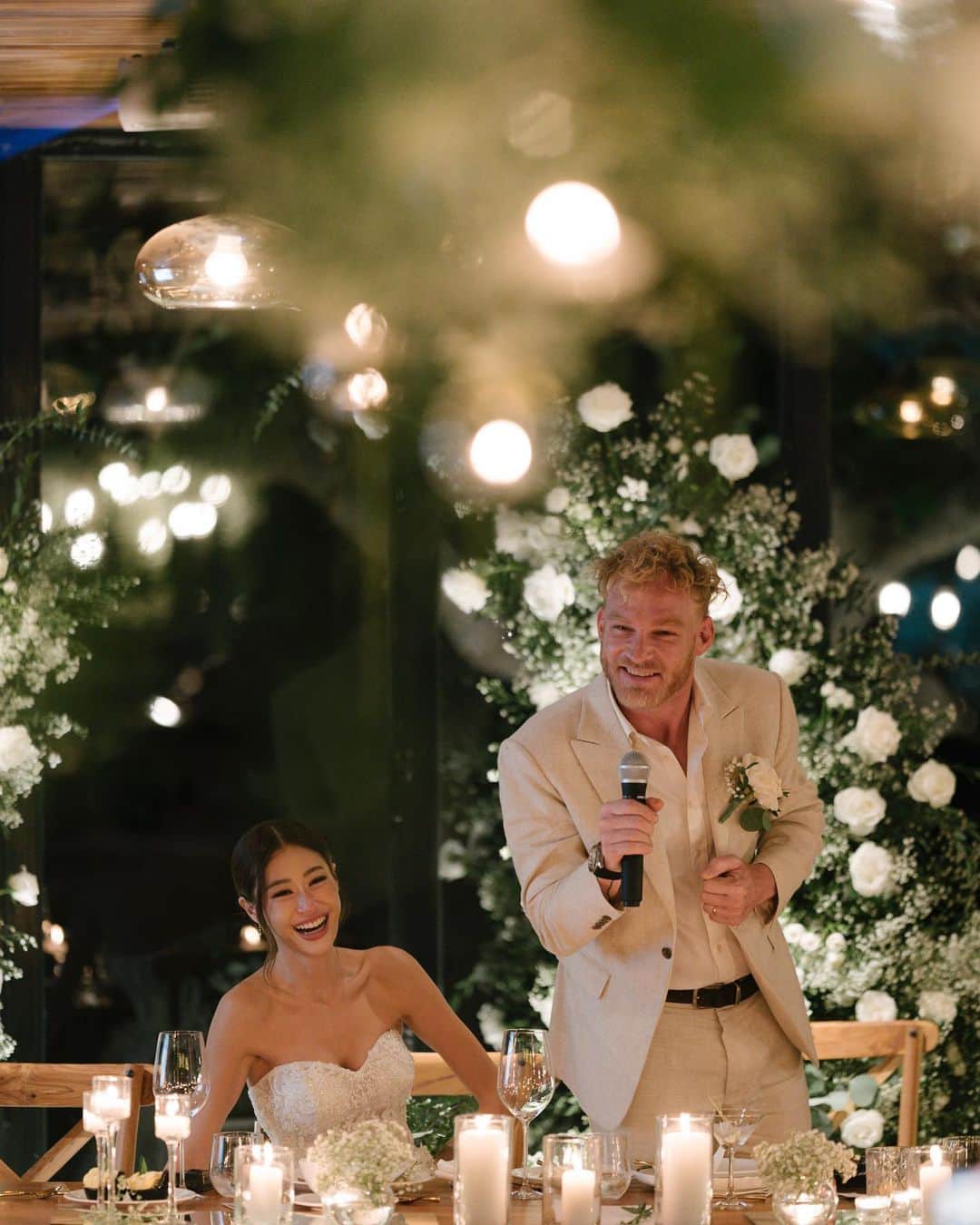 イプシー・キーラティさんのインスタグラム写真 - (イプシー・キーラティInstagram)「24. 09. 2023 🤍 officially married.   งานแต่งงาน ที่ได้เป็นตัวของเราเอง. ล้อมรอบไปด้วยคนสำคัญของชีวิต.   กุหลาบขาวที่ชอบ. ดอกยิปโซแซมเคียงข้าง :))  ชุดแต่งงานทรง mermaid. Playlist ทำเอง กับ vdo presentation ที่แค่เอาคลิปในชีวิตประจำวัน มาตัดต่อรวมกัน . .   ไปถึงเค้กที่ พวกเรา เด๋อด๋า ตั้งใจช่วยกันตัดมากเกินไปจนลอยคว่ำลงมา ( เพราะไม่รู้ว่าด้านล่างเป็นของปลอม 🤣 )   ทุกอย่าง เล็กๆน้อยๆ นี้ . รวมเป็นวันที่เรามีความสุขมากที่สุด.   ขอบคุณทุกคนของชีวิตเราจริงๆ ที่อยู่กับเราในวันนี้ . . และที่อยู่กับเรามาตลอด ระหว่างทางนะ :)) 🤍  It is such a beautiful memory . I love you guys so much ja .   #kittengummythewedding 🐱🐻」9月27日 22時35分 - gypsykeerati