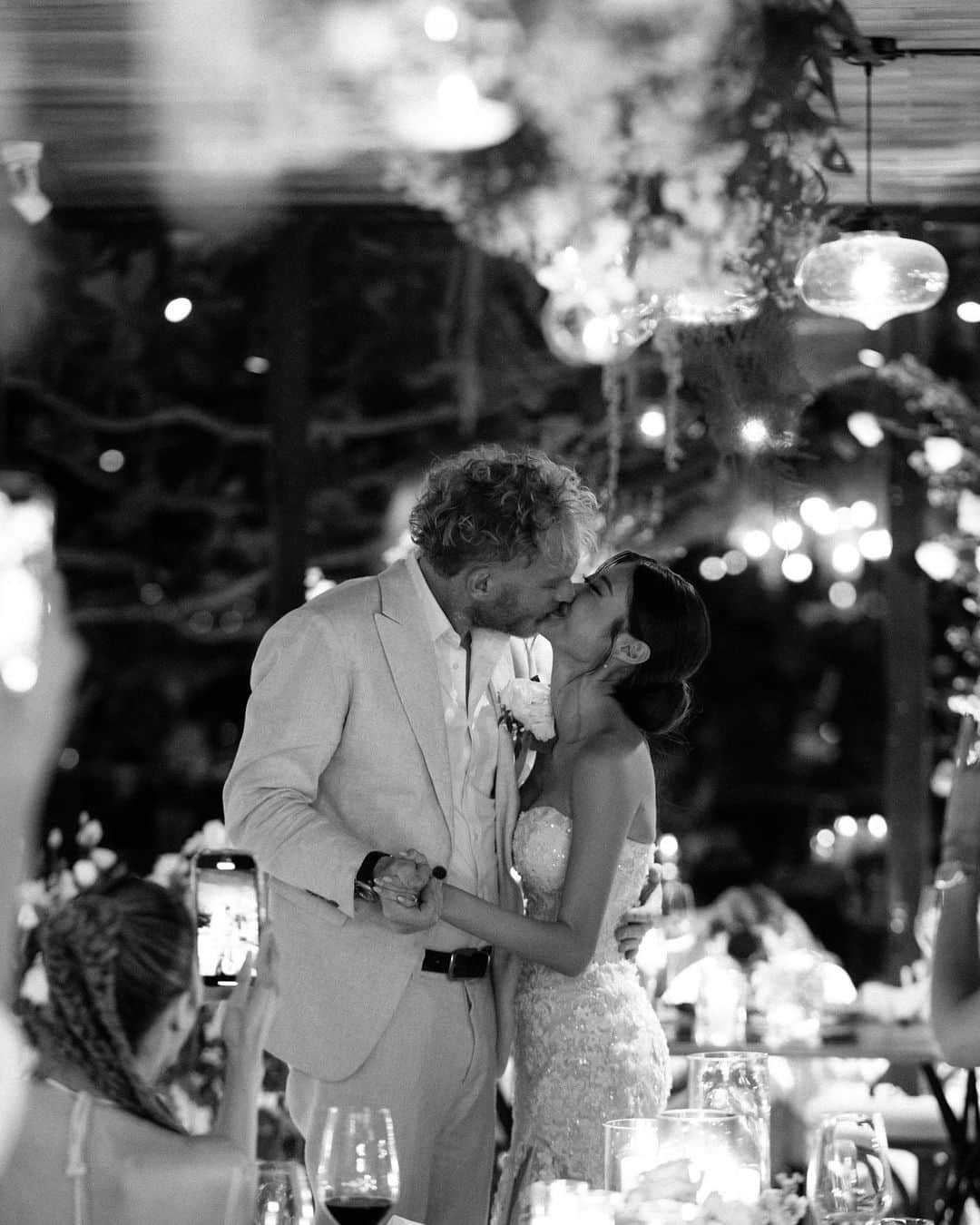 イプシー・キーラティさんのインスタグラム写真 - (イプシー・キーラティInstagram)「24. 09. 2023 🤍 officially married.   งานแต่งงาน ที่ได้เป็นตัวของเราเอง. ล้อมรอบไปด้วยคนสำคัญของชีวิต.   กุหลาบขาวที่ชอบ. ดอกยิปโซแซมเคียงข้าง :))  ชุดแต่งงานทรง mermaid. Playlist ทำเอง กับ vdo presentation ที่แค่เอาคลิปในชีวิตประจำวัน มาตัดต่อรวมกัน . .   ไปถึงเค้กที่ พวกเรา เด๋อด๋า ตั้งใจช่วยกันตัดมากเกินไปจนลอยคว่ำลงมา ( เพราะไม่รู้ว่าด้านล่างเป็นของปลอม 🤣 )   ทุกอย่าง เล็กๆน้อยๆ นี้ . รวมเป็นวันที่เรามีความสุขมากที่สุด.   ขอบคุณทุกคนของชีวิตเราจริงๆ ที่อยู่กับเราในวันนี้ . . และที่อยู่กับเรามาตลอด ระหว่างทางนะ :)) 🤍  It is such a beautiful memory . I love you guys so much ja .   #kittengummythewedding 🐱🐻」9月27日 22時35分 - gypsykeerati