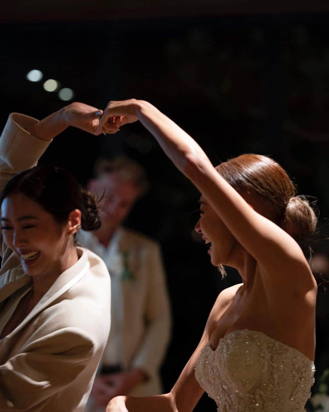 イプシー・キーラティさんのインスタグラム写真 - (イプシー・キーラティInstagram)「24. 09. 2023 🤍 officially married.   งานแต่งงาน ที่ได้เป็นตัวของเราเอง. ล้อมรอบไปด้วยคนสำคัญของชีวิต.   กุหลาบขาวที่ชอบ. ดอกยิปโซแซมเคียงข้าง :))  ชุดแต่งงานทรง mermaid. Playlist ทำเอง กับ vdo presentation ที่แค่เอาคลิปในชีวิตประจำวัน มาตัดต่อรวมกัน . .   ไปถึงเค้กที่ พวกเรา เด๋อด๋า ตั้งใจช่วยกันตัดมากเกินไปจนลอยคว่ำลงมา ( เพราะไม่รู้ว่าด้านล่างเป็นของปลอม 🤣 )   ทุกอย่าง เล็กๆน้อยๆ นี้ . รวมเป็นวันที่เรามีความสุขมากที่สุด.   ขอบคุณทุกคนของชีวิตเราจริงๆ ที่อยู่กับเราในวันนี้ . . และที่อยู่กับเรามาตลอด ระหว่างทางนะ :)) 🤍  It is such a beautiful memory . I love you guys so much ja .   #kittengummythewedding 🐱🐻」9月27日 22時35分 - gypsykeerati