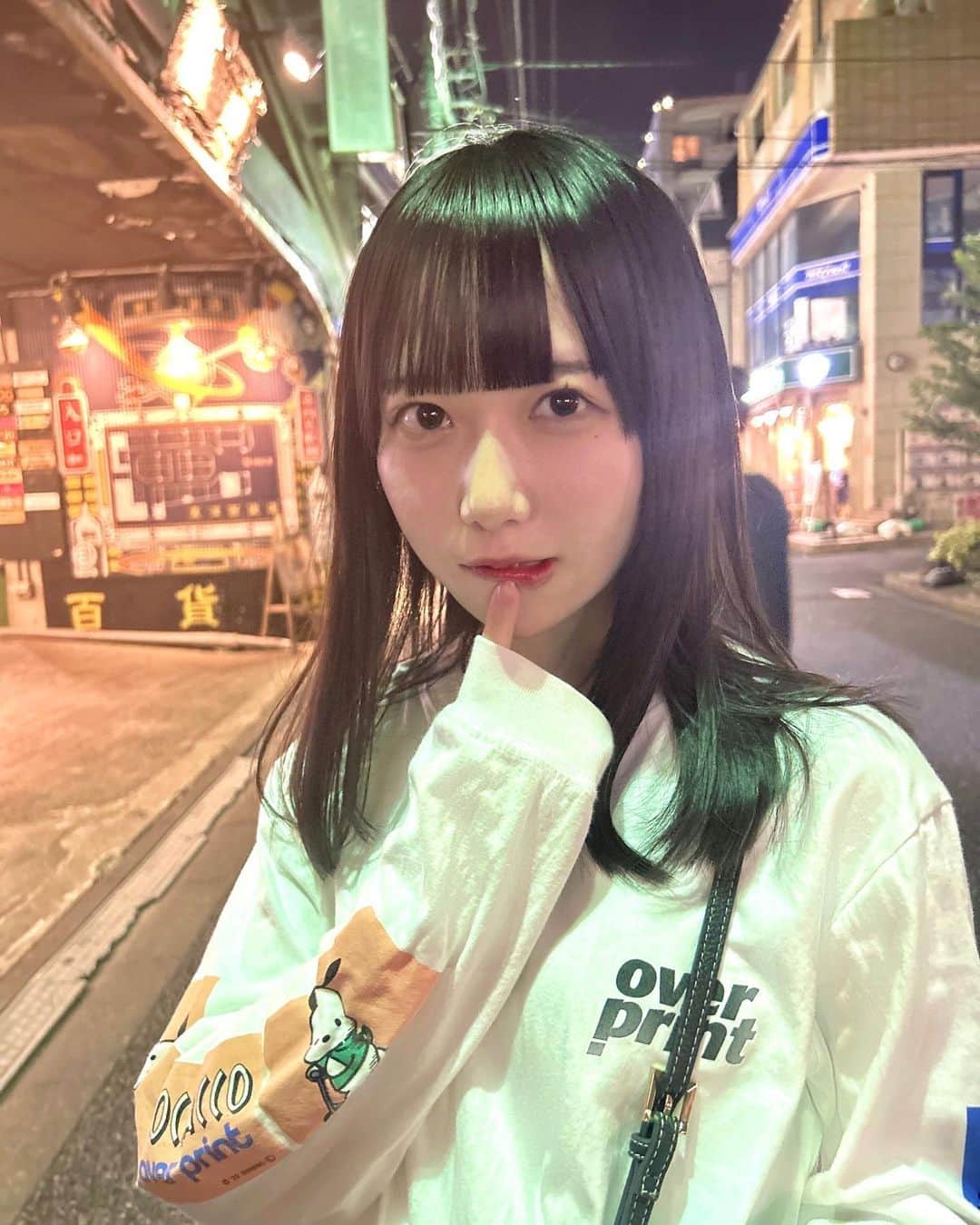 新居歩美のインスタグラム：「今日は土姉と下北沢だった👊🏻  #黒髪ロング #overprint #前髪ぱっつん #ロンt #下北沢」