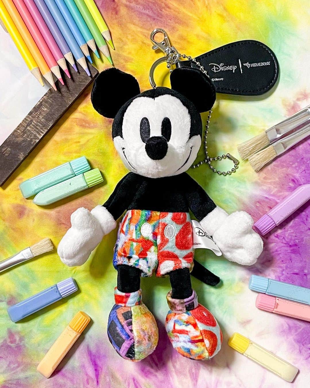のインスタグラム：「＊  ＊  ディズニー創立100周年を祝うファッション企画「Disney100 The Style Collection 原宿｜渋谷」  MIYASHITA PARKにて開催中の「Disney｜ HERALBONYのポップアップストア」にお伺いしました🥰  .  Disney｜HERABONYとは、株式会社ヘラルボニーとウォルト・ディズニー・ジャパン株式会社とのライセンス契約に基づく事業の第一弾として発表されたコレクション。  本コレクションでは「Love Difference.」をコンセプトに、ヘラルボニーが契約する知的障害のある作家41名が、オリジナルのアート作品を制作。  それらのアートがディズニーキャラクター「ミッキーマウス」「ミニーマウス」のデザインに起用されています。  .  ポップアップストアでは、大きなミッキーがお出迎え🩷  店頭では、ポーチやスマホケースなどの雑貨アイテムの他、秋冬の着用におすすめのシャツブラウスなど！！  ディズニー100をテーマにしたアイテムが並んでいます。  .  個人的に推しは、“ミッキーマウスプラッシュ”  HERALBONY初の特別なアートチャームです。  ミッキーのトレードマークであるパンツとシューズに4つのアート作品を融合した限定デザインは、カラフルでとっても可愛いー！！  高級感のあるタグにも注目👍  ちなみに、600個限定販売となっております💁‍♀️  商品価格：￥11,000（税込） サイズ：H21×W15×D10cm（立ちポーズ）  .  Disney｜ HERALBONY POP UP STORE in RAYARD MIYASHITA PARK  開催場所：RAYARD MIYASHITA PARK South 2F S319区画 開催日程：2023年9月15日（金）〜10月15日（日） 営業時間：全日 11時～21時  ポップアップストア限定での購入特典もありますよ〜😆  ぜひ、足を運んでみてくださいね！  .  #HELALBONY #ヘラルボニー #lovedifferent #disney #PR #gifted」