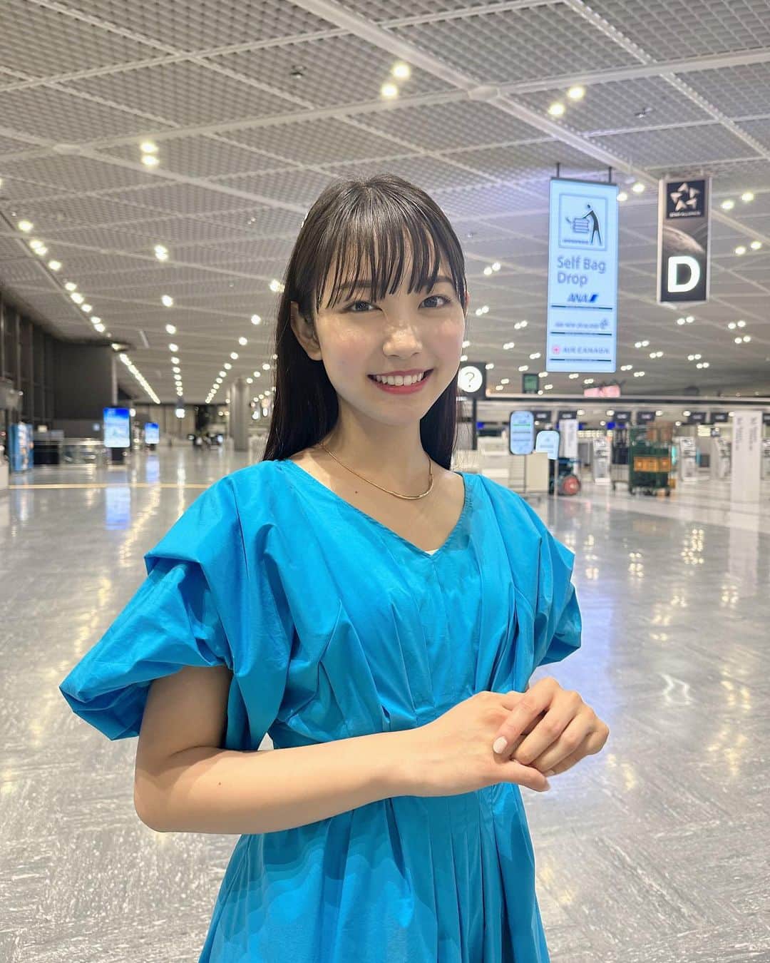 雪見みとさんのインスタグラム写真 - (雪見みとInstagram)「#PR ANA「旅のすべてが、シネマチック」篇WEB動画に出演しています！  オフショットと共に改めてお知らせです💁🏻‍♀️  機内のシーンはANA Blue Baseで撮影しました。ここはANAの訓練施設で、大きな機体の一部が置いてあったり、部屋の中に機内が再現されていたり、ゆっくり見学したいくらい面白い施設でした😳  深夜の空港を貸し切ってダンスシーンを撮影したり、グリーンバックのスタジオで初めてのワイヤーアクションに挑戦したり、たくさんのスタッフの皆さんと貴重な経験をさせてもらいました。  まるでミュージカル映画のようにワクワクする、豪華な動画になっています✨  見かけたら飛ばさずじっくり見てください☺️  私も年末の海外旅行を計画中です🗺 皆さんも旅の始まりはANAで心を打つおもてなしの夢のようなくつろぎを💭」9月28日 20時00分 - yukimi_mito