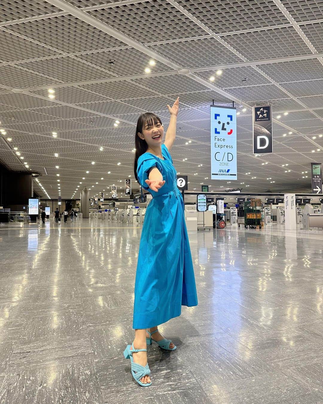 雪見みとさんのインスタグラム写真 - (雪見みとInstagram)「#PR ANA「旅のすべてが、シネマチック」篇WEB動画に出演しています！  オフショットと共に改めてお知らせです💁🏻‍♀️  機内のシーンはANA Blue Baseで撮影しました。ここはANAの訓練施設で、大きな機体の一部が置いてあったり、部屋の中に機内が再現されていたり、ゆっくり見学したいくらい面白い施設でした😳  深夜の空港を貸し切ってダンスシーンを撮影したり、グリーンバックのスタジオで初めてのワイヤーアクションに挑戦したり、たくさんのスタッフの皆さんと貴重な経験をさせてもらいました。  まるでミュージカル映画のようにワクワクする、豪華な動画になっています✨  見かけたら飛ばさずじっくり見てください☺️  私も年末の海外旅行を計画中です🗺 皆さんも旅の始まりはANAで心を打つおもてなしの夢のようなくつろぎを💭」9月28日 20時00分 - yukimi_mito