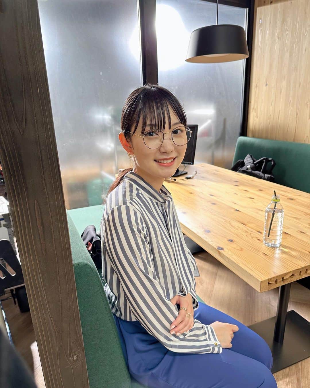 雪見みとさんのインスタグラム写真 - (雪見みとInstagram)「#PR ANA「旅のすべてが、シネマチック」篇WEB動画に出演しています！  オフショットと共に改めてお知らせです💁🏻‍♀️  機内のシーンはANA Blue Baseで撮影しました。ここはANAの訓練施設で、大きな機体の一部が置いてあったり、部屋の中に機内が再現されていたり、ゆっくり見学したいくらい面白い施設でした😳  深夜の空港を貸し切ってダンスシーンを撮影したり、グリーンバックのスタジオで初めてのワイヤーアクションに挑戦したり、たくさんのスタッフの皆さんと貴重な経験をさせてもらいました。  まるでミュージカル映画のようにワクワクする、豪華な動画になっています✨  見かけたら飛ばさずじっくり見てください☺️  私も年末の海外旅行を計画中です🗺 皆さんも旅の始まりはANAで心を打つおもてなしの夢のようなくつろぎを💭」9月28日 20時00分 - yukimi_mito