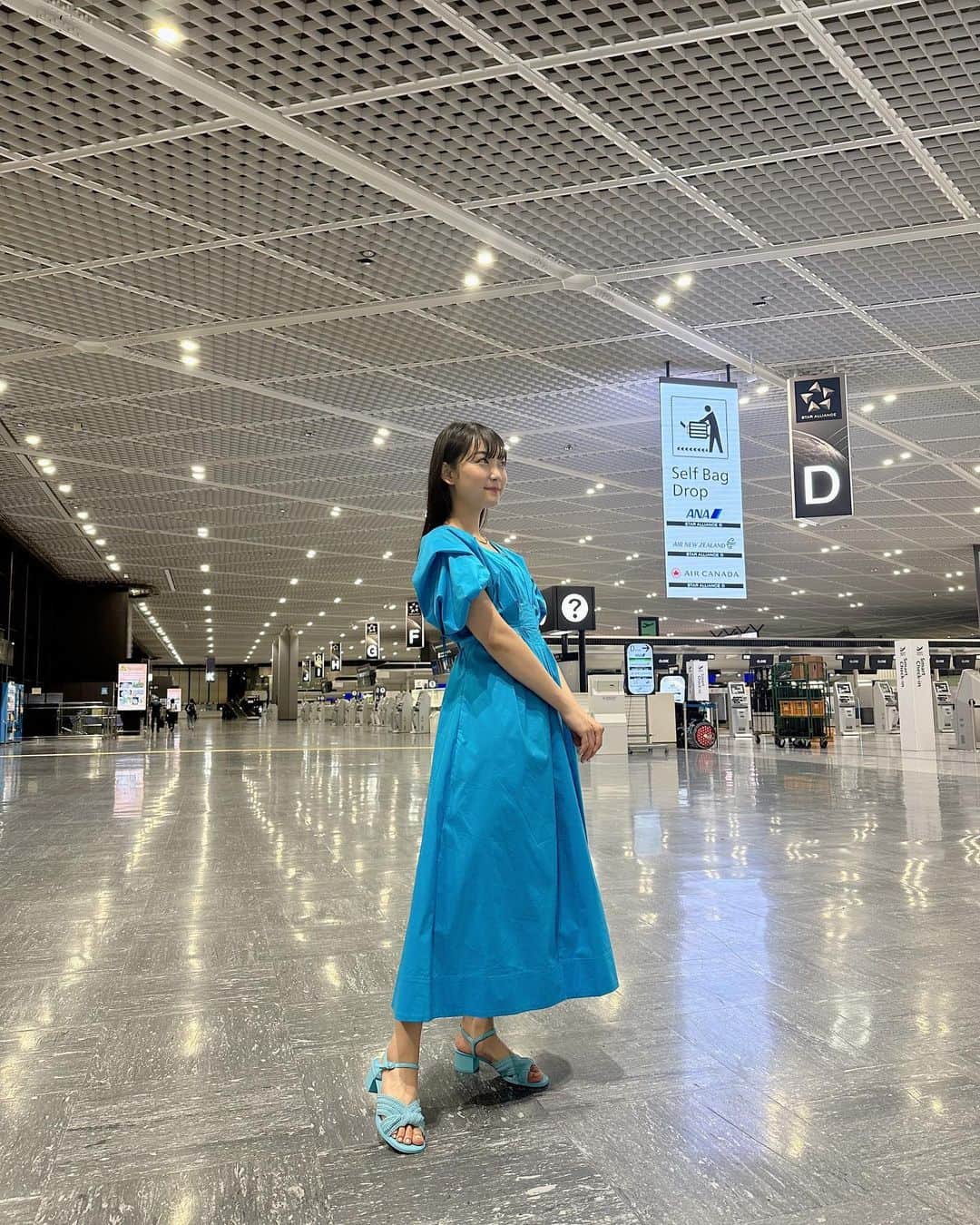 雪見みとさんのインスタグラム写真 - (雪見みとInstagram)「#PR ANA「旅のすべてが、シネマチック」篇WEB動画に出演しています！  オフショットと共に改めてお知らせです💁🏻‍♀️  機内のシーンはANA Blue Baseで撮影しました。ここはANAの訓練施設で、大きな機体の一部が置いてあったり、部屋の中に機内が再現されていたり、ゆっくり見学したいくらい面白い施設でした😳  深夜の空港を貸し切ってダンスシーンを撮影したり、グリーンバックのスタジオで初めてのワイヤーアクションに挑戦したり、たくさんのスタッフの皆さんと貴重な経験をさせてもらいました。  まるでミュージカル映画のようにワクワクする、豪華な動画になっています✨  見かけたら飛ばさずじっくり見てください☺️  私も年末の海外旅行を計画中です🗺 皆さんも旅の始まりはANAで心を打つおもてなしの夢のようなくつろぎを💭」9月28日 20時00分 - yukimi_mito