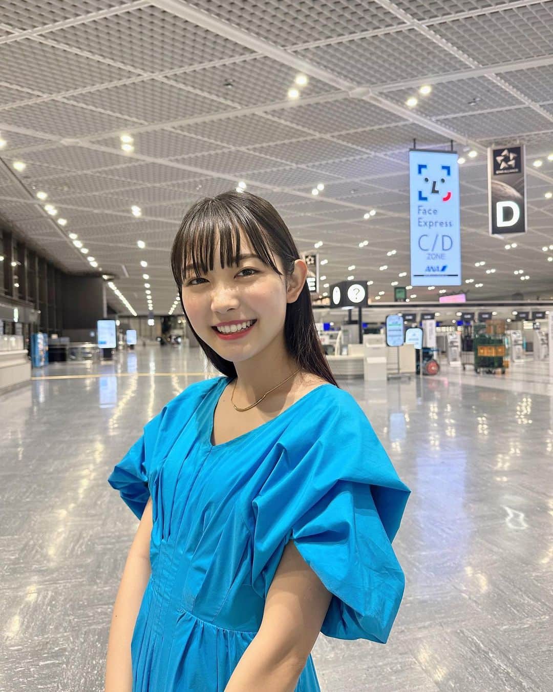 雪見みとさんのインスタグラム写真 - (雪見みとInstagram)「#PR ANA「旅のすべてが、シネマチック」篇WEB動画に出演しています！  オフショットと共に改めてお知らせです💁🏻‍♀️  機内のシーンはANA Blue Baseで撮影しました。ここはANAの訓練施設で、大きな機体の一部が置いてあったり、部屋の中に機内が再現されていたり、ゆっくり見学したいくらい面白い施設でした😳  深夜の空港を貸し切ってダンスシーンを撮影したり、グリーンバックのスタジオで初めてのワイヤーアクションに挑戦したり、たくさんのスタッフの皆さんと貴重な経験をさせてもらいました。  まるでミュージカル映画のようにワクワクする、豪華な動画になっています✨  見かけたら飛ばさずじっくり見てください☺️  私も年末の海外旅行を計画中です🗺 皆さんも旅の始まりはANAで心を打つおもてなしの夢のようなくつろぎを💭」9月28日 20時00分 - yukimi_mito