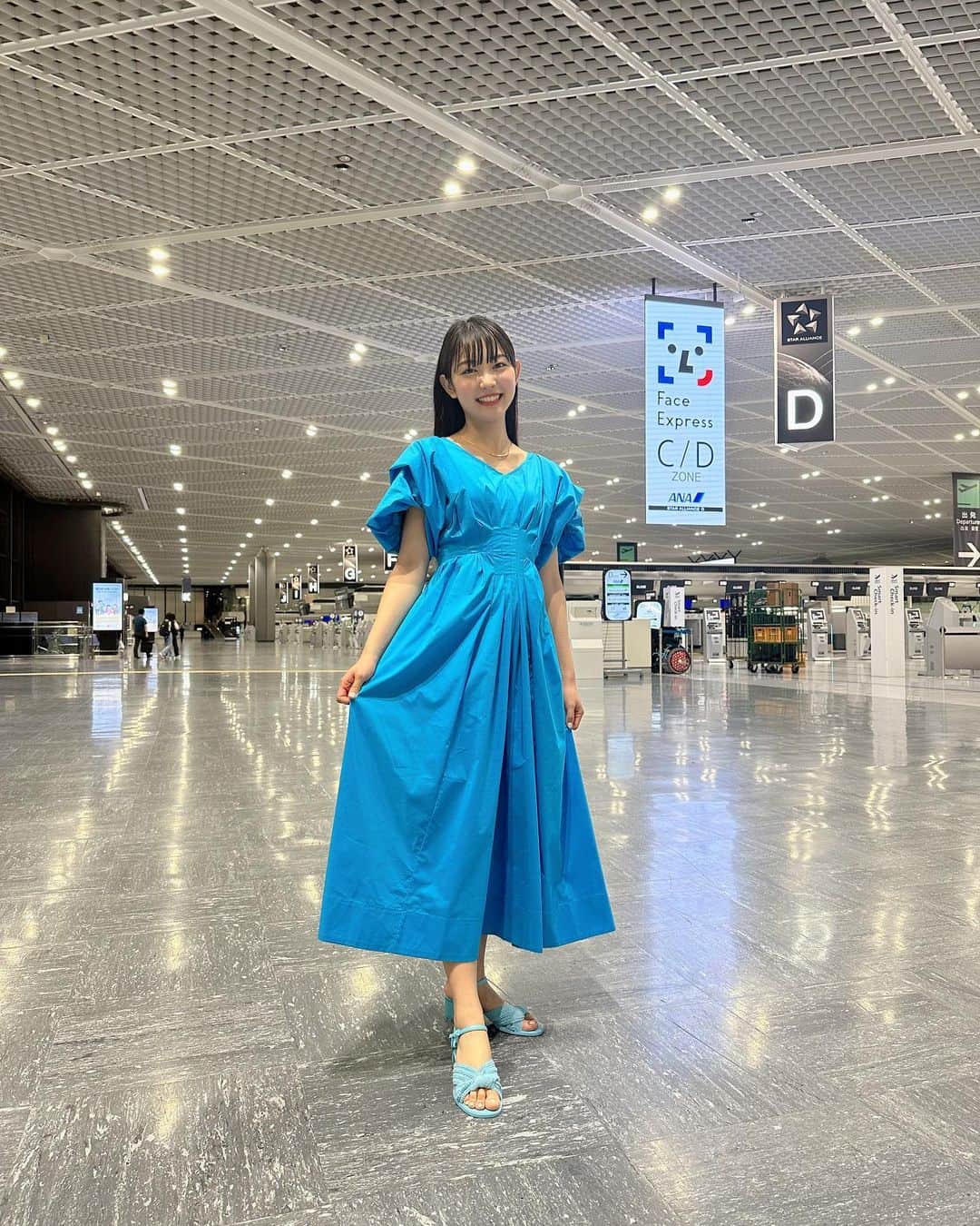 雪見みとさんのインスタグラム写真 - (雪見みとInstagram)「#PR ANA「旅のすべてが、シネマチック」篇WEB動画に出演しています！  オフショットと共に改めてお知らせです💁🏻‍♀️  機内のシーンはANA Blue Baseで撮影しました。ここはANAの訓練施設で、大きな機体の一部が置いてあったり、部屋の中に機内が再現されていたり、ゆっくり見学したいくらい面白い施設でした😳  深夜の空港を貸し切ってダンスシーンを撮影したり、グリーンバックのスタジオで初めてのワイヤーアクションに挑戦したり、たくさんのスタッフの皆さんと貴重な経験をさせてもらいました。  まるでミュージカル映画のようにワクワクする、豪華な動画になっています✨  見かけたら飛ばさずじっくり見てください☺️  私も年末の海外旅行を計画中です🗺 皆さんも旅の始まりはANAで心を打つおもてなしの夢のようなくつろぎを💭」9月28日 20時00分 - yukimi_mito