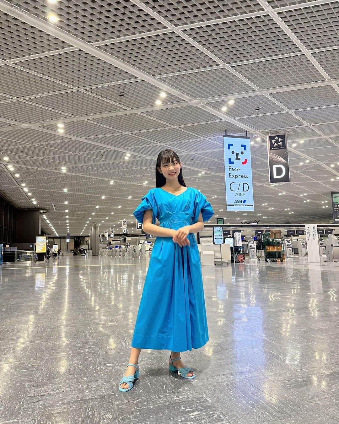 雪見みとさんのインスタグラム写真 - (雪見みとInstagram)「#PR ANA「旅のすべてが、シネマチック」篇WEB動画に出演しています！  オフショットと共に改めてお知らせです💁🏻‍♀️  機内のシーンはANA Blue Baseで撮影しました。ここはANAの訓練施設で、大きな機体の一部が置いてあったり、部屋の中に機内が再現されていたり、ゆっくり見学したいくらい面白い施設でした😳  深夜の空港を貸し切ってダンスシーンを撮影したり、グリーンバックのスタジオで初めてのワイヤーアクションに挑戦したり、たくさんのスタッフの皆さんと貴重な経験をさせてもらいました。  まるでミュージカル映画のようにワクワクする、豪華な動画になっています✨  見かけたら飛ばさずじっくり見てください☺️  私も年末の海外旅行を計画中です🗺 皆さんも旅の始まりはANAで心を打つおもてなしの夢のようなくつろぎを💭」9月28日 20時00分 - yukimi_mito