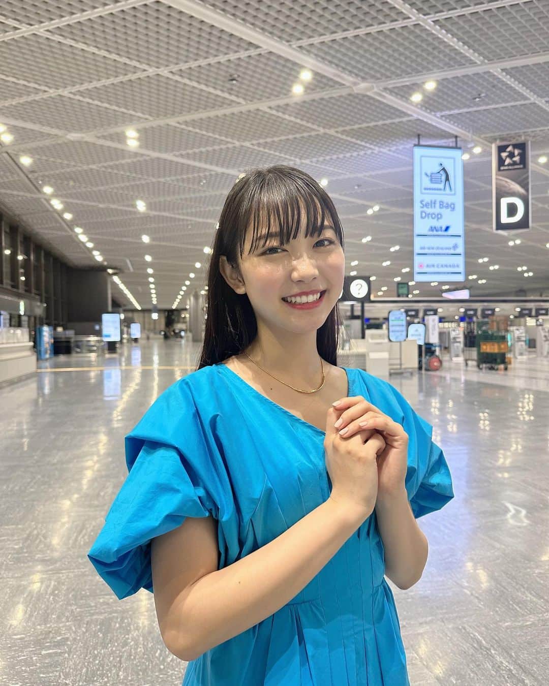 雪見みとさんのインスタグラム写真 - (雪見みとInstagram)「#PR ANA「旅のすべてが、シネマチック」篇WEB動画に出演しています！  オフショットと共に改めてお知らせです💁🏻‍♀️  機内のシーンはANA Blue Baseで撮影しました。ここはANAの訓練施設で、大きな機体の一部が置いてあったり、部屋の中に機内が再現されていたり、ゆっくり見学したいくらい面白い施設でした😳  深夜の空港を貸し切ってダンスシーンを撮影したり、グリーンバックのスタジオで初めてのワイヤーアクションに挑戦したり、たくさんのスタッフの皆さんと貴重な経験をさせてもらいました。  まるでミュージカル映画のようにワクワクする、豪華な動画になっています✨  見かけたら飛ばさずじっくり見てください☺️  私も年末の海外旅行を計画中です🗺 皆さんも旅の始まりはANAで心を打つおもてなしの夢のようなくつろぎを💭」9月28日 20時00分 - yukimi_mito