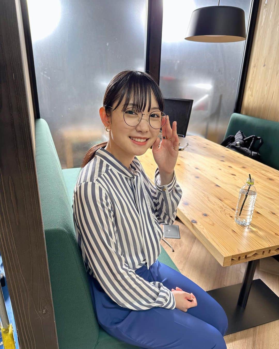 雪見みとさんのインスタグラム写真 - (雪見みとInstagram)「#PR ANA「旅のすべてが、シネマチック」篇WEB動画に出演しています！  オフショットと共に改めてお知らせです💁🏻‍♀️  機内のシーンはANA Blue Baseで撮影しました。ここはANAの訓練施設で、大きな機体の一部が置いてあったり、部屋の中に機内が再現されていたり、ゆっくり見学したいくらい面白い施設でした😳  深夜の空港を貸し切ってダンスシーンを撮影したり、グリーンバックのスタジオで初めてのワイヤーアクションに挑戦したり、たくさんのスタッフの皆さんと貴重な経験をさせてもらいました。  まるでミュージカル映画のようにワクワクする、豪華な動画になっています✨  見かけたら飛ばさずじっくり見てください☺️  私も年末の海外旅行を計画中です🗺 皆さんも旅の始まりはANAで心を打つおもてなしの夢のようなくつろぎを💭」9月28日 20時00分 - yukimi_mito