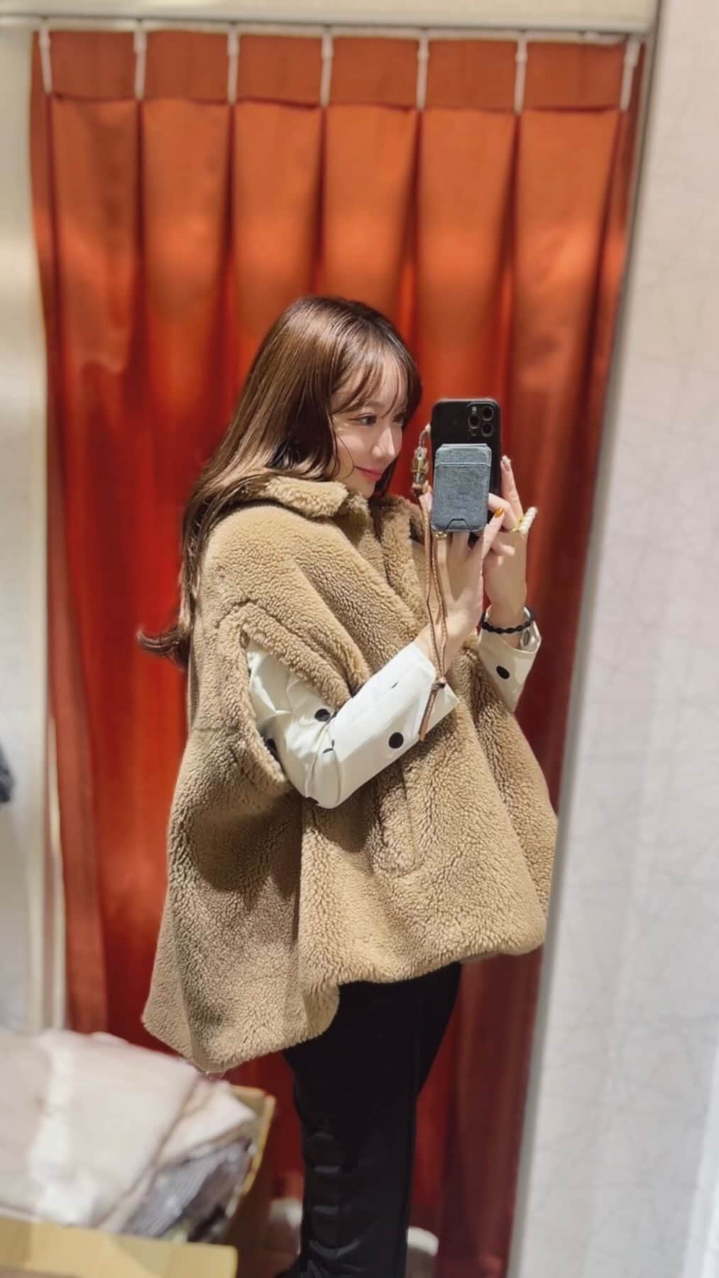 のインスタグラム：「ISETAN SHINJUKU POPUP STORE  1週間が無事終了いたしました🗼♡ ⠀ 初めての東京でのPOPUPということで、はじめましてのお客様にお会いできるワクワクと、お客様は来てくれるのだろうかと不安もありドキドキの毎日でしたが、沢山のお客様にお会いすることができました☺️ お忙しい中足を運んで下さり、ご遠方からもこの為だけにと本当にありがとうございました🙏🏻✨ ⠀ 皆さまから"ずっと待ってました"と嬉しいお言葉をいただき、HYEONのお陰で自信がつきます、お洋服の楽しさを知りました、HYEONを着るとポジティブになれます、幸せをありがとうございます、と本当に優しく力強いお言葉を沢山伝えて下さり、涙を流してお話しして下さるお客様もいらして、毎日毎日胸がいっぱいで、こんな幸せな事は無いなと、幸せすぎる1週間を過ごさせていただきました。✨  私も店頭で何度か感極まり涙してしまう事もあり、ホテルでは皆さまからいただいたお手紙を読んでは息が出来ないくらい引く程に泣く日々でした🥲♡ ⠀ HYEONを初めて知って下さったお客様も本当に沢山ご来店いただき、新たな出会いにも感謝の日々でした😌🌷 ⠀ 最終日、閉店が近づくにつれて寂しさが込み上げてくるほど本当に楽し過ぎた！と何度も言っていたくらいに楽しかったです🤍 皆さまにも楽しんでいただけたらとっても嬉しいです☺️ ⠀ 皆さまからいただいた愛情たっぷりのお言葉を糧に、これからもときめくお洋服を皆さまにお届けできるよう精進して参ります。 ⠀ また皆さまにお会いできることを楽しみにしております🩶 ⠀ そしてスタッフの皆さん、私達は毎日感謝感激の連続でした🥹 本当に本当にお世話になりました。ありがとうございました✨ また必ず一緒に🤝🏻🩶🩶 ⠀ そしてこのような素晴らしい機会を下さった伊勢丹新宿店様、関わって下さった全ての皆様に感謝申し上げます。 本当にありがとうございました✨✨ ⠀ 来月は阪急梅田本店にてPOPUPです！ もうめちゃくちゃ楽しみです🥰 可愛い可愛い私の自慢の友達たちと共にshopを盛り上げていきますので、楽しみにしていて下さい♡ 阪急限定、先行アイテムもご用意しておりますので、 @_hyeon_jp ←checkしていただけると嬉しいです！ ⠀」