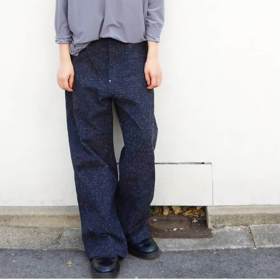 emiemieminkoさんのインスタグラム写真 - (emiemieminkoInstagram)「先日購入したパンツとロンTがいい感じすぎて、気に入りすぎました。 . トップス　 @yeanay.osaka . 生地感と着た感じのくったり感がたまらなくいい！！ @nocontrolair_official というブランドでXSです。 女性はだいたいXSかSで、 男性はSかMあたりだと思います！ . パンツ @ordinaryfits_ateliershop  のものです。 . なんというか、ダボッと感。 たまらん。 いい。 ゆるめのパンツのクタッと感にはかなりこだわりあるタイプです。 だいぶ好きな感じです。 ２６インチと２８インチで悩みましたが、２６インチで！！ . ちょっと変わった生地です！ 冬はニットとかと合わせてもかわいいだろ〜な〜と思ってます。 . 最近いいお店といい店員さんに巡り会えてて嬉しい。 イエナイで接客して下さったお兄さん、ordinaryfitsで接客して下さったお姉さん、 お二人共、共通として距離感がいい！！ とにかくいい！！ 余計なこと言わない、寄り付かない、必要な説明だけしてくれてあとはほっといてくれる。 そして無駄がない！！ 素晴らしいです。 . また行きます😂 . #イエナイ#yeanayosaka #オーディナリーフィッツ#ordinaryfits#シンプルコーデ#えみちゃんのタンス」9月27日 22時42分 - emiemieminko