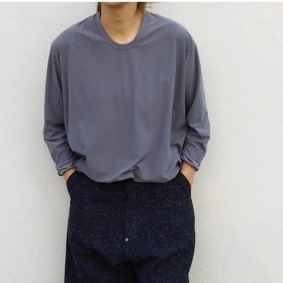 emiemieminkoさんのインスタグラム写真 - (emiemieminkoInstagram)「先日購入したパンツとロンTがいい感じすぎて、気に入りすぎました。 . トップス　 @yeanay.osaka . 生地感と着た感じのくったり感がたまらなくいい！！ @nocontrolair_official というブランドでXSです。 女性はだいたいXSかSで、 男性はSかMあたりだと思います！ . パンツ @ordinaryfits_ateliershop  のものです。 . なんというか、ダボッと感。 たまらん。 いい。 ゆるめのパンツのクタッと感にはかなりこだわりあるタイプです。 だいぶ好きな感じです。 ２６インチと２８インチで悩みましたが、２６インチで！！ . ちょっと変わった生地です！ 冬はニットとかと合わせてもかわいいだろ〜な〜と思ってます。 . 最近いいお店といい店員さんに巡り会えてて嬉しい。 イエナイで接客して下さったお兄さん、ordinaryfitsで接客して下さったお姉さん、 お二人共、共通として距離感がいい！！ とにかくいい！！ 余計なこと言わない、寄り付かない、必要な説明だけしてくれてあとはほっといてくれる。 そして無駄がない！！ 素晴らしいです。 . また行きます😂 . #イエナイ#yeanayosaka #オーディナリーフィッツ#ordinaryfits#シンプルコーデ#えみちゃんのタンス」9月27日 22時42分 - emiemieminko