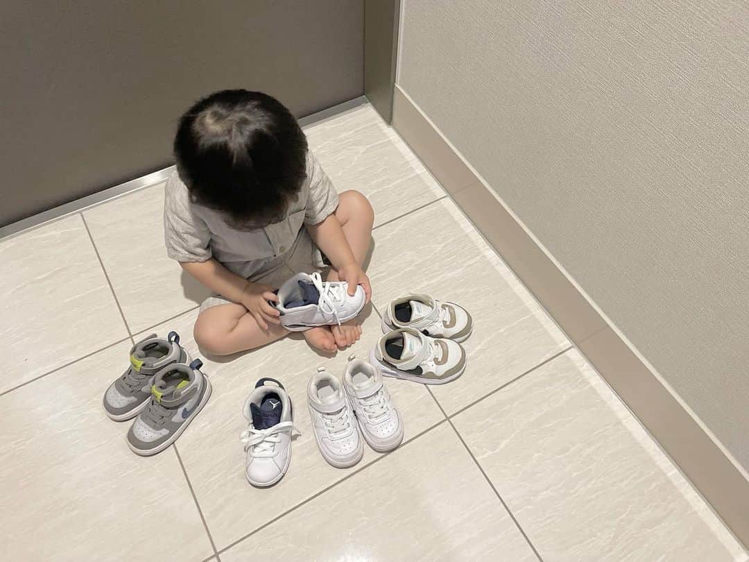 田中響子のインスタグラム：「今履いているスニーカーたち👟 新入りのJordanがお気に入りの様子。  毎月、with onlineで子どもたちの ファッション連載を執筆中です。  プロフィールの“講談社with”の アーカイブからぜひ読んでみてください🤍」