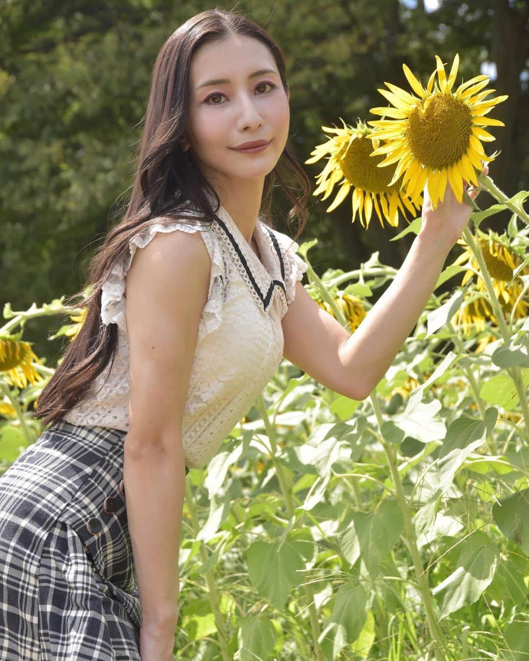 青山千夏のインスタグラム：「あっという間に今週も折り返し.ᐟ‪‪.ᐟ 今週末は楽しみな予定があるから待ち遠しい👏✨  #ひまわり #ひまわり畑  #昭和記念公園 #sunflower  #sunflowers」