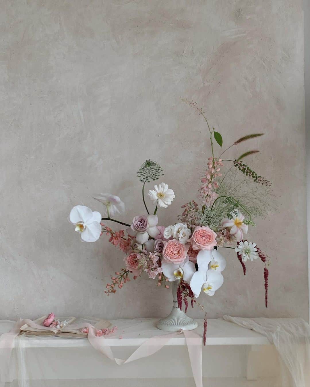 플로리스트 이주연 florist Lee Ju Yeonのインスタグラム：「. . 🤍 . #촛대장식 #candledecor  .  바네스플라워 VANESS FLOWER . Katalk ID vaness52 E-mail vanessflower@naver.com . Paypal payment possible . 서울시 중구 청파로464 브라운스톤서울 101동2806호 📞02-545-6813」