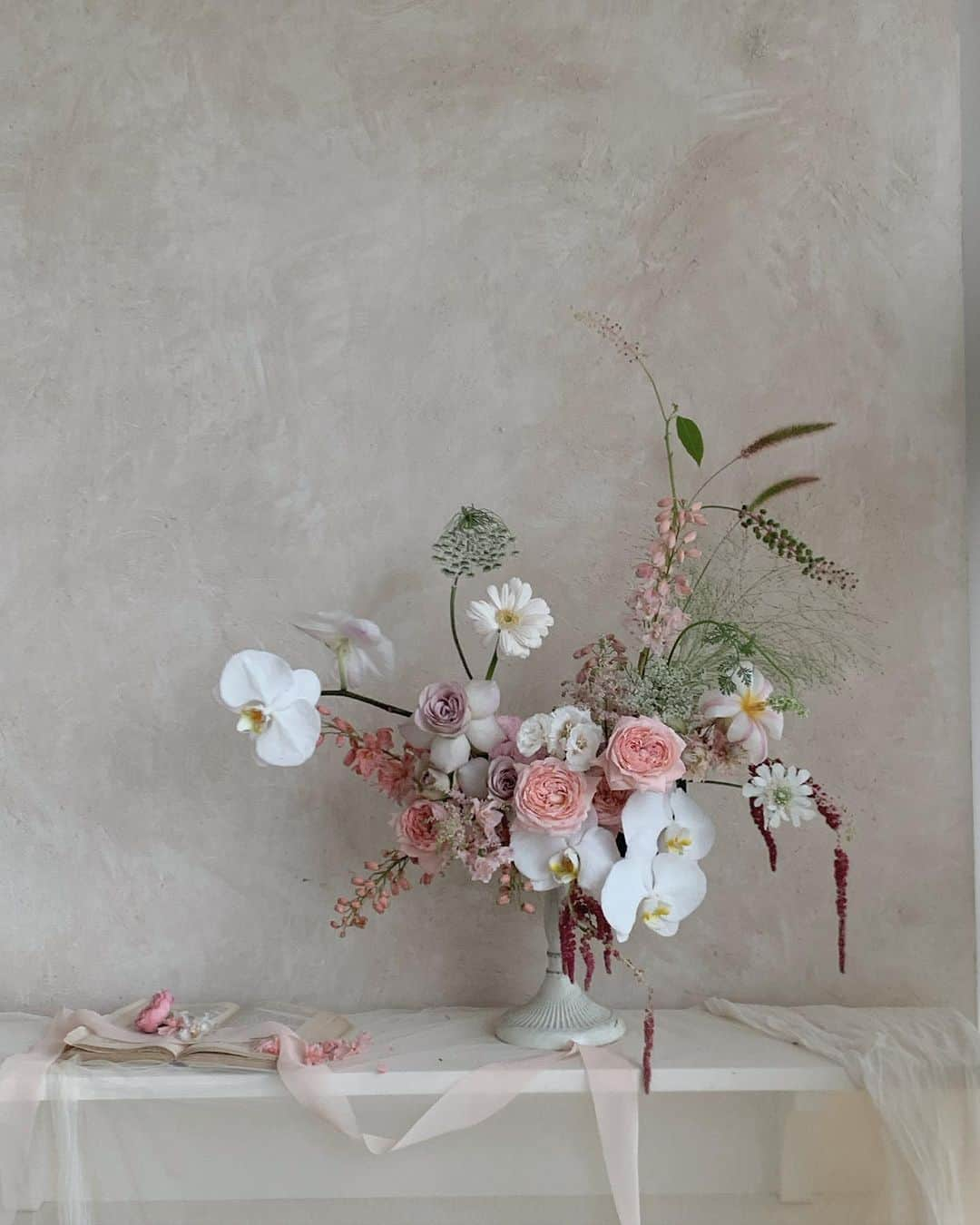 플로리스트 이주연 florist Lee Ju Yeonさんのインスタグラム写真 - (플로리스트 이주연 florist Lee Ju YeonInstagram)「. . 🤍 . #촛대장식 #candledecor  .  바네스플라워 VANESS FLOWER . Katalk ID vaness52 E-mail vanessflower@naver.com . Paypal payment possible . 서울시 중구 청파로464 브라운스톤서울 101동2806호 📞02-545-6813」9月27日 22時49分 - vanessflower