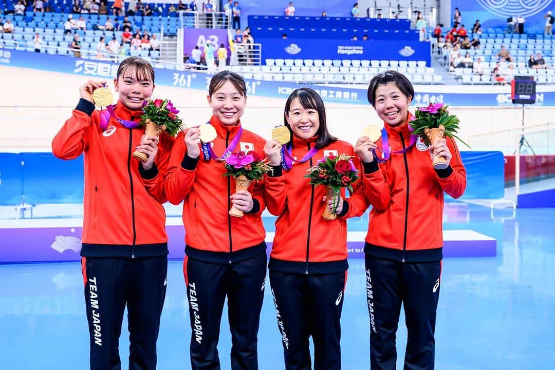 梶原悠未のインスタグラム：「アジア大会チームパーシュート優勝🥇写真集です💖  中国の応援で満席の会場と大歓声は、とても"アウェイ"を感じました🫥  いつも海外の国際レースで、どこか心細い時でも、ゆうみー！と応援の声が聞こえて、応援に駆けつけてくださる方がいて、そうした会場での応援や日本からSNSを通した応援、皆様の祈りが届いて逆転優勝できました🥇✨  人見知りでこれまで交換できなかったピンバッチを全部交換できたり、選手村での生活を楽しんでオンとオフを切り替えれたり、記者会見を全部英語で受け答えできたり、東京オリンピックから成長できた自分にも気づけました💖  さらにアスリート、人として超人になって、パリオリンピックに行きます💫  東京オリンピックから2年、人として成長できたのも、日頃からサポート、関わってくださる全ての皆様のおかげです✨  本当にありがとうございます🥰  皆様のサポートなしでは、表彰台の1番高いところに立つことはできませんでした🥇  私にとって何一つ欠けてはいけません❣️  これからもパリオリンピックでの金メダル獲得に向けて、全身全霊で取り組んでいきます🐉  サポート、応援よろしくお願いします🦋  #cycling #olympics #athlete #sports #asiangames #teamjapan #がんばれニッポン #自転車 #サイクリング #HangzhouAsianGames #杭州アジア大会 #中国 #TEAMYumi #梶原悠未 📸 @sonoko_cat」