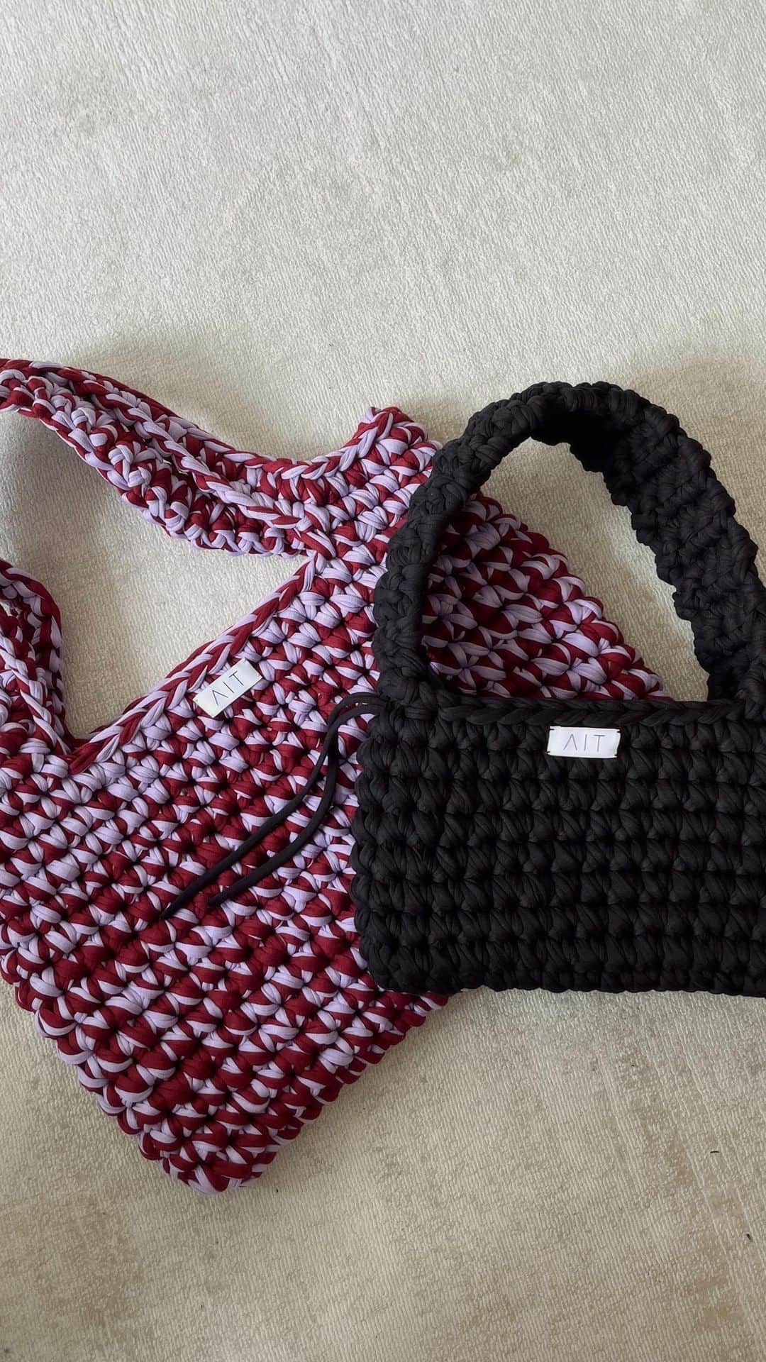 アンディー・トレスのインスタグラム：「How my crochet addiction started vs how it’s going. I’ve made 7 bags and started experimenting with different shapes now. Which one is your favorite? 👜 #crochet #diy」