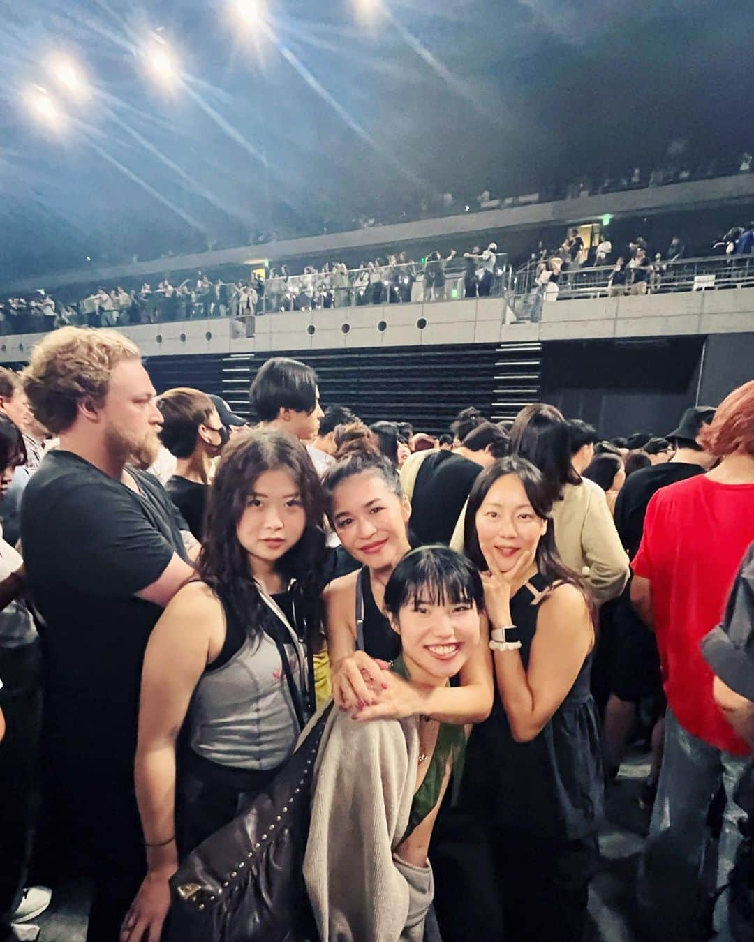 辻直子のインスタグラム：「#postmalone#imveryhappy Thank you for a really good night✨🎵🎤💃 #처음 뵙겠습니다#やっぱり音楽は最高#しあわせ〜  となりにいた初めましてのGirls😘  ソウルから遊びにきていたみたい  その場限りでもう会うことはないかもしれないけれど  おんなじことを共感して楽しむと、こんなことがおきる  こういう出会いは大好き🫶🏻」