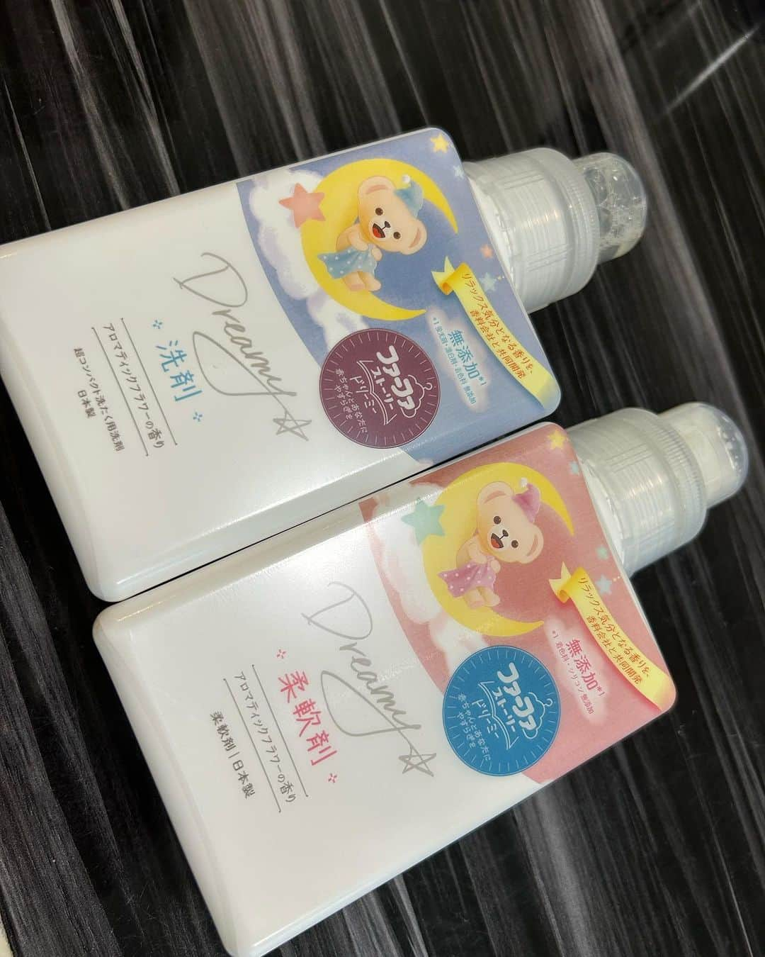 世手子さんのインスタグラム写真 - (世手子Instagram)「PR Detergents and fabric softeners suitable for babies🧸🌟 All additive-free and safe💖💖💖 The picture book is also wonderful and cute🐻📖✨✨ 9月中旬に新発売されたよ(o^^o) @fafa_nsfafa #ファーファ #ファーファストーリードリーミー #ドリーミー (^^) 0歳から家族で安心して使えるよ(^_^) 洗剤も柔軟剤もなんと無添加処方(*^◯^*) いい香り広がる(*´-`) 汚れ落ちもよくて柔軟剤のふわふわ感がいいね(*☻-☻*) #ファーファのゆめものがたり の絵本が最高に可愛い😍 いい話(o^^o) 寿々太郎はんお気に入り🤩 #洗濯 #洗濯洗剤 #柔軟剤 #ベビー用洗剤 #赤ちゃん用洗剤 #ベビー用品 #赤ちゃん用品 #出産準備 #プレママ #新米ママ  #ファーファストーリー #くまさん #世界一幸せな洗濯  #絵本 #絵本のある暮らし  #絵本読み聞かせ」9月27日 22時54分 - rojide