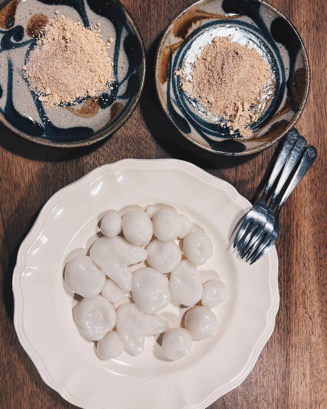 安田美沙子さんのインスタグラム写真 - (安田美沙子Instagram)「運動会の余韻。 白組だったから、白ネイル。  帰ってからずーっと作りたかった 白玉団子を子供達と作りました🍡  懐かしいな☺️  耳たぶの硬さにして、茹でるだけ！ きな粉＆きび糖で。。  色んなかたち作りました🐕  「おもちおいしい！」と 食べてくれました！  今日も月がきれいだった。。涼しくなるとなんだかキュンとして。。 はんな白玉をお供えしながら、はんなが恋しくなるのでした。  #白玉 #きなこ #🌕 #お月見」9月27日 23時05分 - yasuda_misako