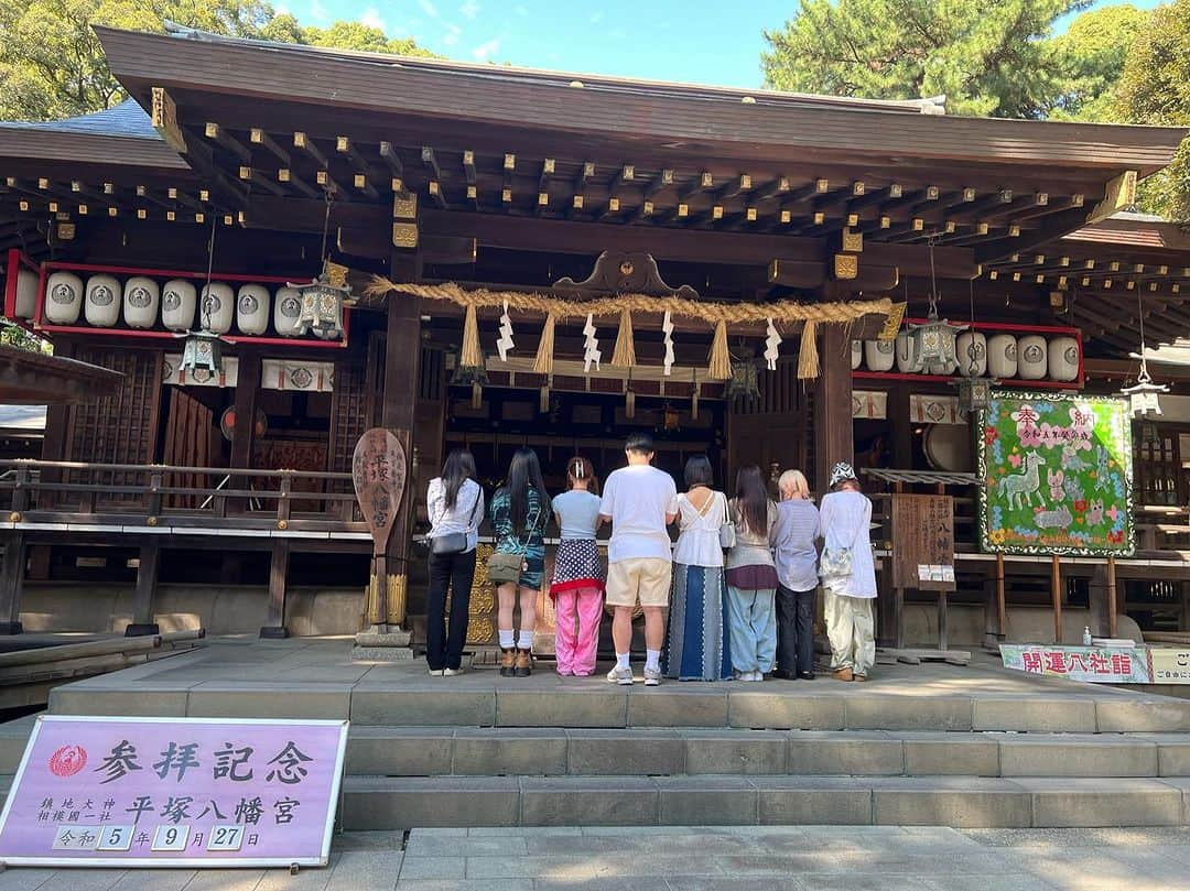 サイモン のインスタグラム：「🙏♾️Family photo👽🐺❤️‍🔥♾️ #平塚八幡宮」