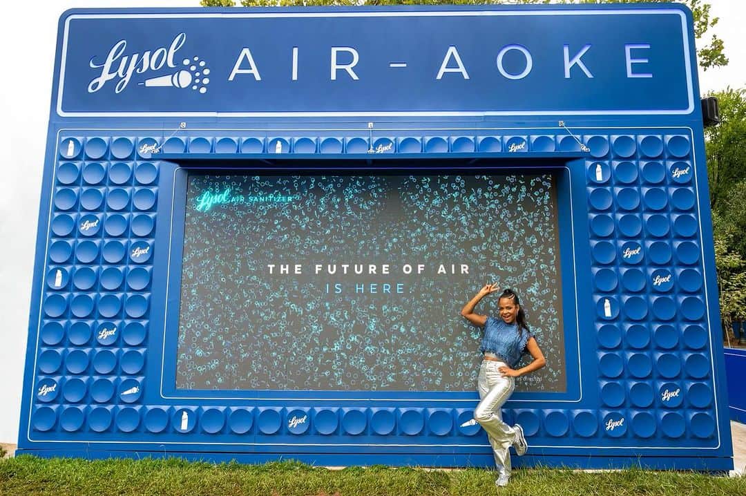 のインスタグラム：「#LysolPartner I had so much fun singing in the @lysol Air-aoke booth at Music Midtown! Lysol Air Sanitizer is the latest innovation in air-care that kills 99.9% of viruses and bacteria in the air, when used as directed. What song would you sing?! #Airaoke」