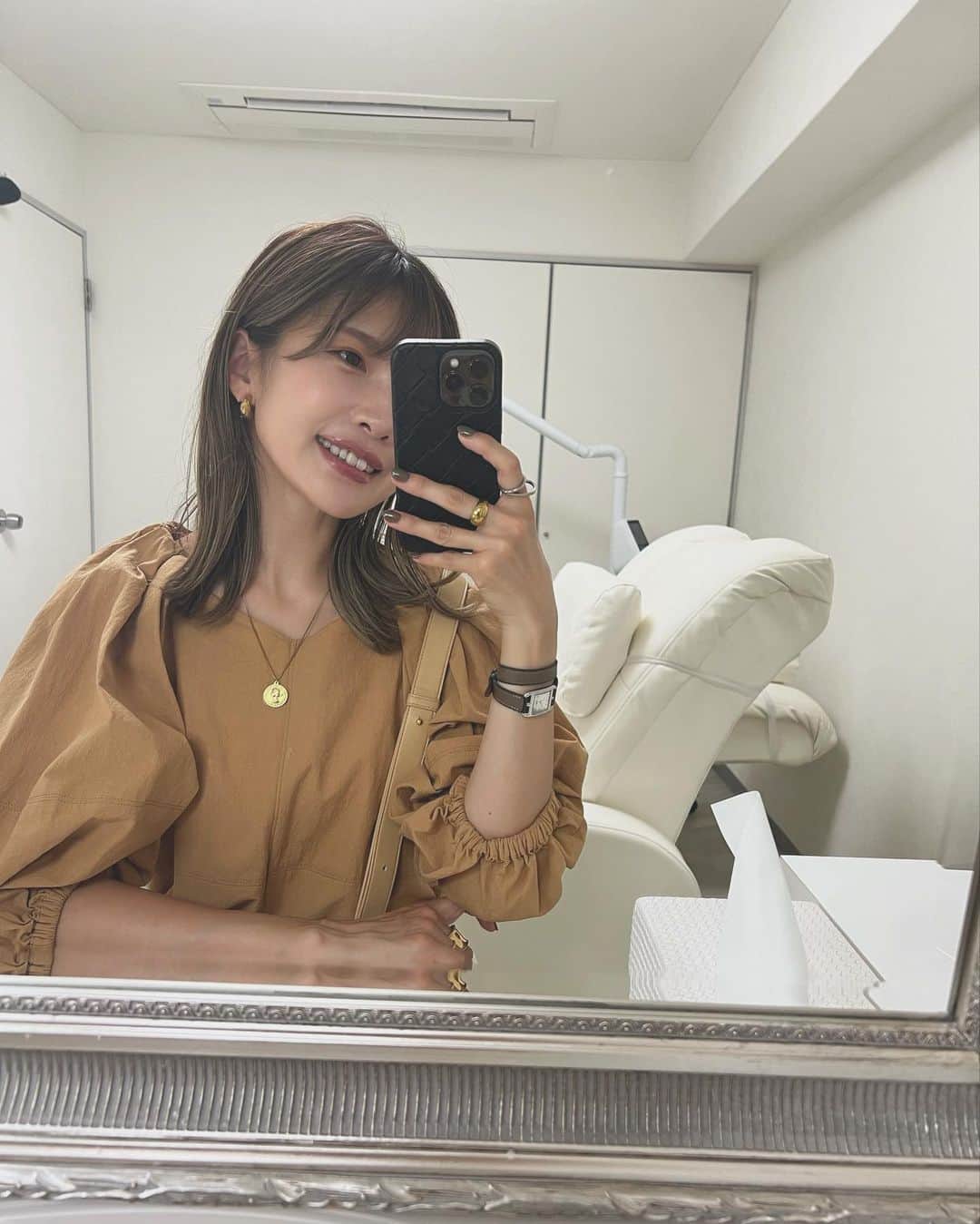 のりこさんのインスタグラム写真 - (のりこInstagram)「@light_beauty_omotesando へ歯のホワイトニング体験へ行ってきました。 元々通っていた自宅近くのセルフホワイトニング店が7月で閉店してしまい、他のお店探さなきゃ…と思っていた所だったので嬉しいタイミング！！ 店内は清潔感ある落ち着いた雰囲気！ この日はペアルーム（ご家族やお友達と一緒に通える個室）に案内していただきました！（お子さんと一緒に行くのもOKだそうです🙆‍♀️） 丁寧なカウンセリングに通いやすい価格設定、そして1回でしっかりトーンアップしたのを実感できたので、PRで伺いましたが今後もお世話になりたくてお得な回数券を買って帰ってきました！ コーヒー大好きで日々蓄積される着色汚れも気になるので、定期的なメンテナンスをして白い歯キープ目指そうと思います！ 私のインスタ見た！で30分コースを500円で体験できるそうなので、気になる方は是非、 @light_beauty_omotesando へDM予約してみてください♡（先着10名限定だそうです！） #ホワイトニング #セルフホワイトニング #セルフホワイトニングサロン #ライトビューティー #ライトビューティー表参道 #pr」9月27日 23時00分 - nocha1225