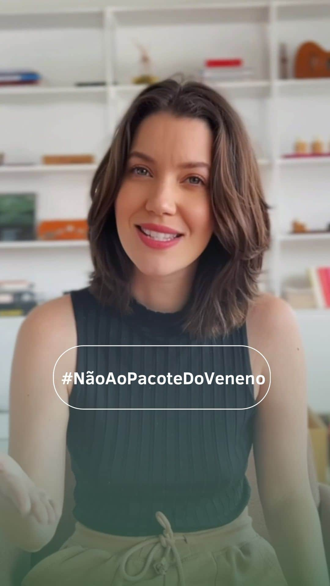 ナタリア・ディルのインスタグラム：「Não queremos mais doenças por conta dos agrotóxicos que ingerimos! Na semana que vem, o Pacote do Veneno pode avançar no Senado e precisamos nos mobilizar para que ele não seja votado!  Existe, sim, um tipo de produção agrícola que cultiva alimentos sem veneno, protegendo o meio ambiente, promovendo saúde e que ajuda no combate à fome: a AGROECOLOGIA.  Para frearmos este projeto, compartilhe este vídeo e assine o Manifesto pela Agroecologia através do link na bio do @greenpeacebrasil e nos meus stories! Vamos nessa?  #NãoAoPacoteDoVeneno #ChegaDeAgrotóxicos」