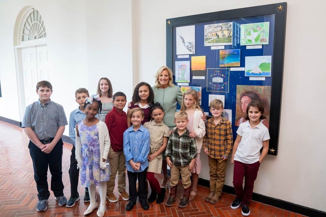 The White Houseさんのインスタグラム写真 - (The White HouseInstagram)「This week, @flotus announced an exciting new addition to the White House: The Military Children’s Corner.   As part of Dr. Biden’s Joining Forces initiative, this new art display celebrates our nation’s four million military-connected children and uses art to educate Americans on their kindness, ingenuity, and strength.」9月27日 23時02分 - whitehouse