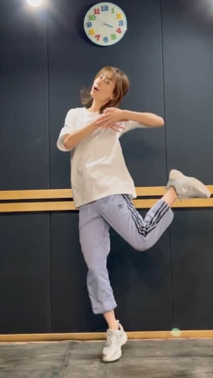 河村唯（うめ子）のインスタグラム：「ミラクル⭐︎りぼん 踊ってみた。  kawaii曲に合わせて、 エクササイズかつ脳トレなダンスが癖になる。  ...ひっさびさに スニーカーの裏見た。それくらいひねるし、飛ぶ。  #ピューロアンバサダー #ぼんぼんりぼん  #サンリオピューロランド #sanrio #踊ってみた」