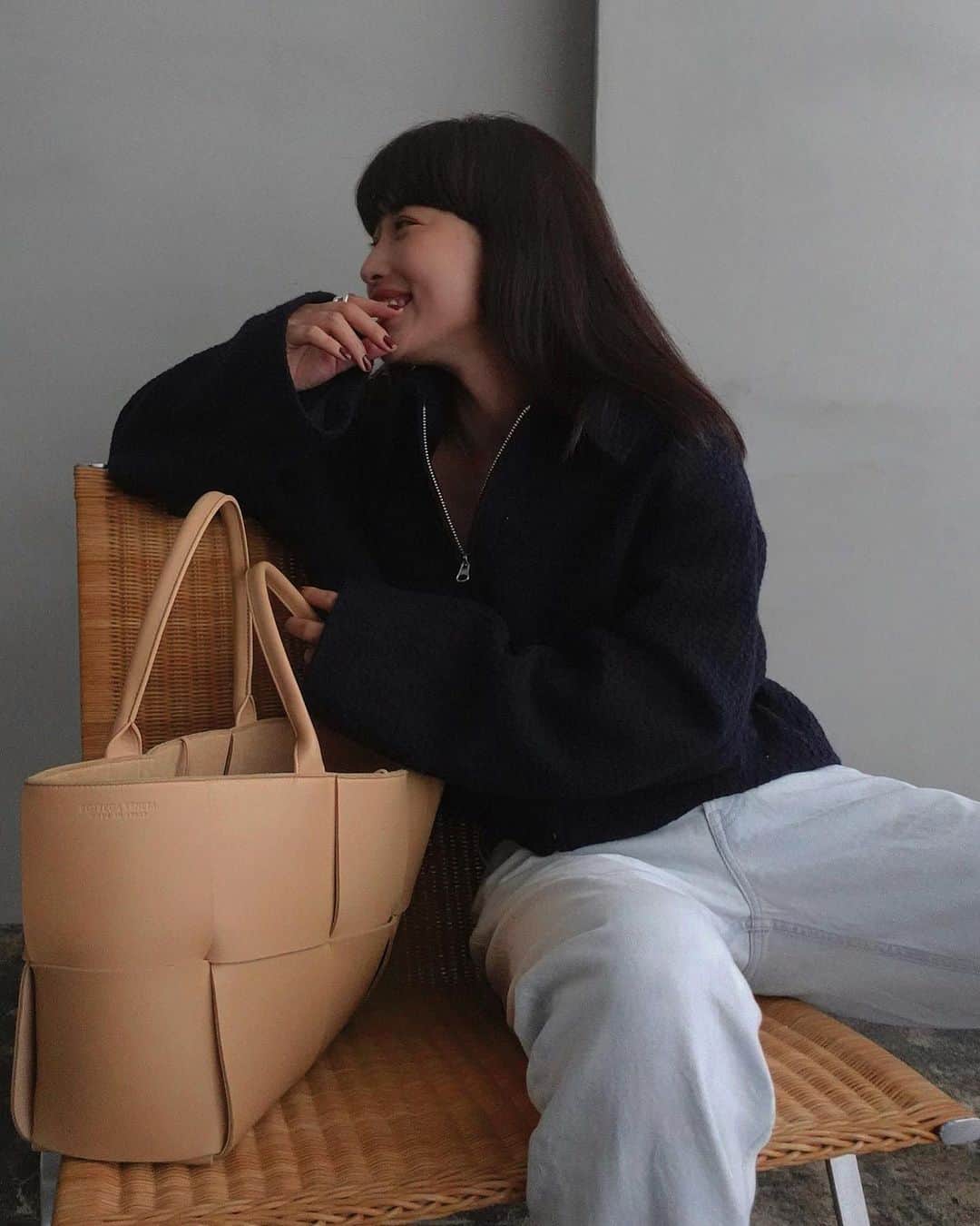 JUNNAのインスタグラム：「♡  ツイード生地のカジュアルブルゾン 秋の軽い羽織り  tops/ #ETREステンカラーツィードブルゾン bag/ #BottegaVeneta  @newbottega  boots/ #maisonmargiela」