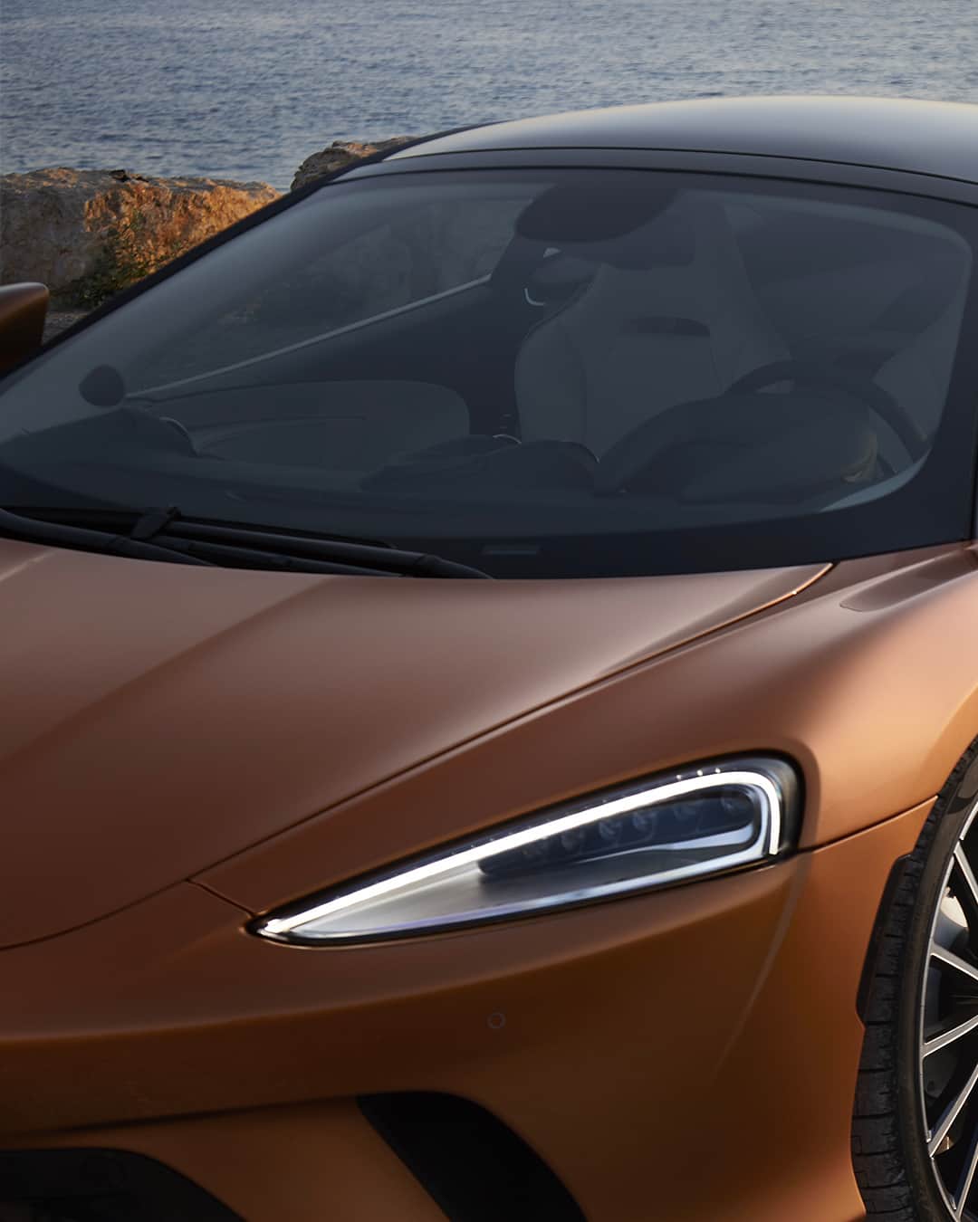 McLaren Automotiveのインスタグラム：「No heavy walnut veneer. Reimagined luxury. The elegance of the GT, inside and out.   #McLaren #McLarenAuto #McLarenGT」