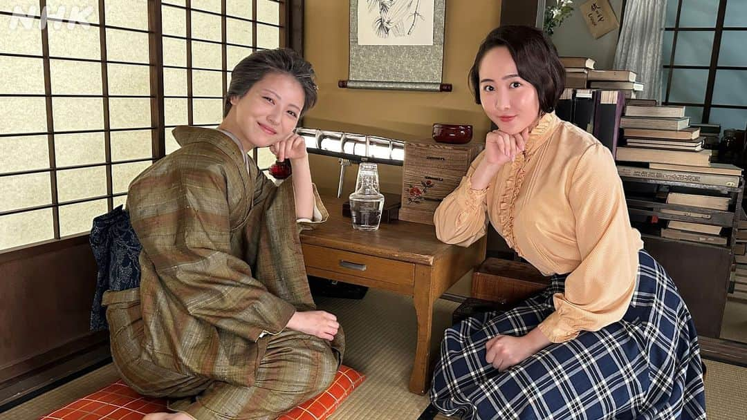 らんまんのインスタグラム：「#らんまん観察日記📸  とてもニコニコな寿恵子＆千鶴のオフショットをお届け👏  お二人とも、オフショット撮影中もにこやかで、 楽しそうな雰囲気でしたよ😊  #朝ドラらんまん #浜辺美波 #本田望結」