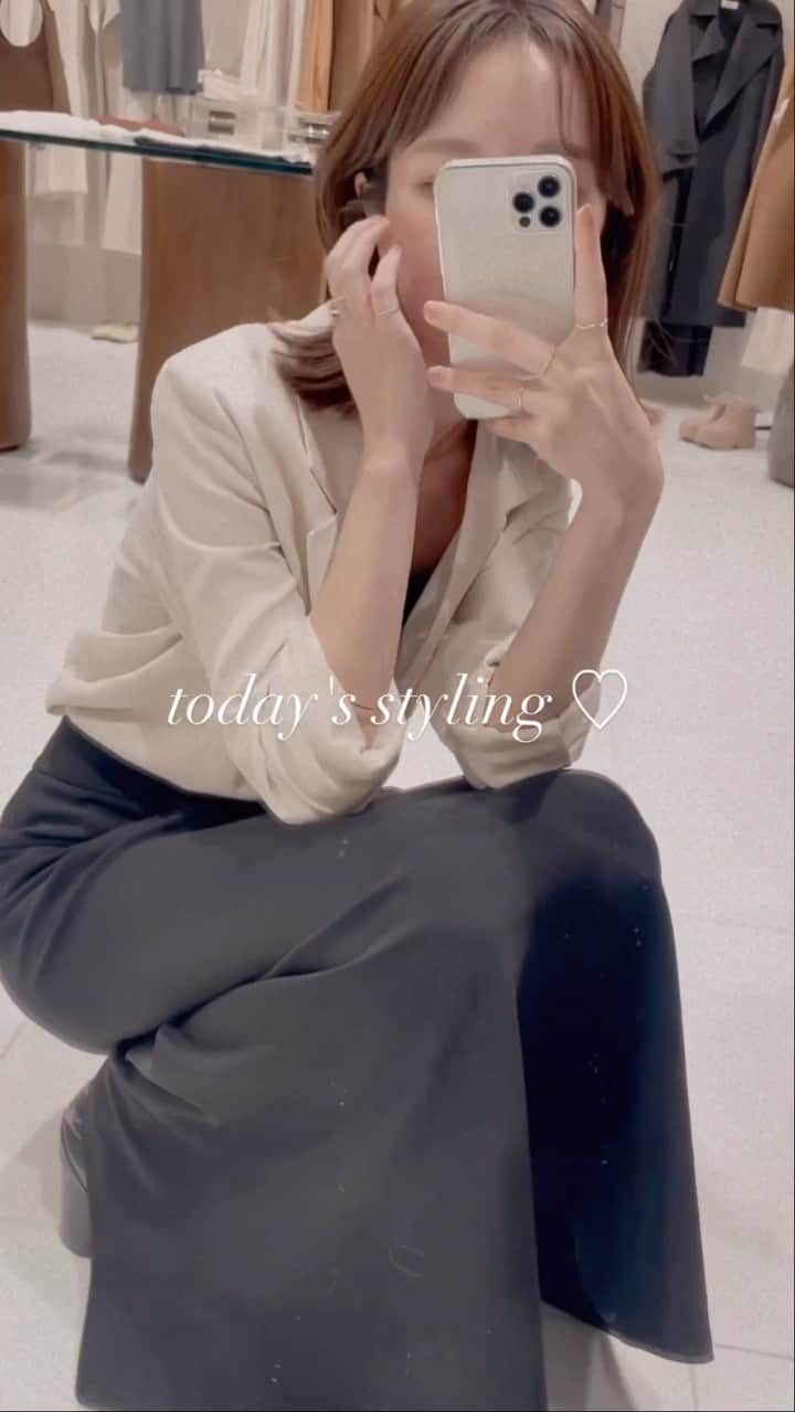 のインスタグラム：「今日のスタイリング とってもお気に入りなので動画にしてみました🫶 ⁡ ⁡ ⁡ ⁡ Plage @plage_jp  @myy__114 ⁡ ⁡ ⁡ アクセも見たいと言っていただくので 写してみたのですがどうでしょうか🥹 ⁡ スカートは10/1に再入荷する ダイバータイトスカート🤍 ⁡ タイトスカートラバーとしては ハイウエストでお尻がピッタリすぎない、 インできるこのスカートは手放せない。。 ⁡ ぴったぴたのタイトも大好きですが、 着こなしによってはバランスが悪くなることも、、 ⁡ 似てるのいっぱい持ってるしなーという方、 ここにも仲間がおりますので ご安心ください🤝💓笑 ⁡ ⁡ ⁡ ⁡ ⁡ ⁡ ＿＿＿＿＿＿＿＿＿＿＿＿＿＿🏷️ ⁡ いつも投稿をご覧いただきありがとうございます！ ベイクルーズ公式インスタグラムでは WOMEN & MENの新作情報を毎日配信中📷 是非フォローしてね ♪ ▼▼▼ @baycrews ＿＿＿＿＿＿＿＿＿＿＿＿＿＿ ⁡ #baycrews#plage #ベイクルーズ#プラージュ #ジャケットコーデ #スカートコーデ#ロングスカートコーデ #秋小物 #アクセ #ゴールドアクセサリー 大人コーデ #シンプルコーデ #カジュアルコーデ #着回し #着回しコーデ #20代コーデ  #30代コーデ#40代コーデ #トレンドコーデ #スタッフコーデ #スタイリング動画 #秋コーデ#秋服コーデ#秋物コーデ #リアルバイ #着回し術 #着こなし 術」