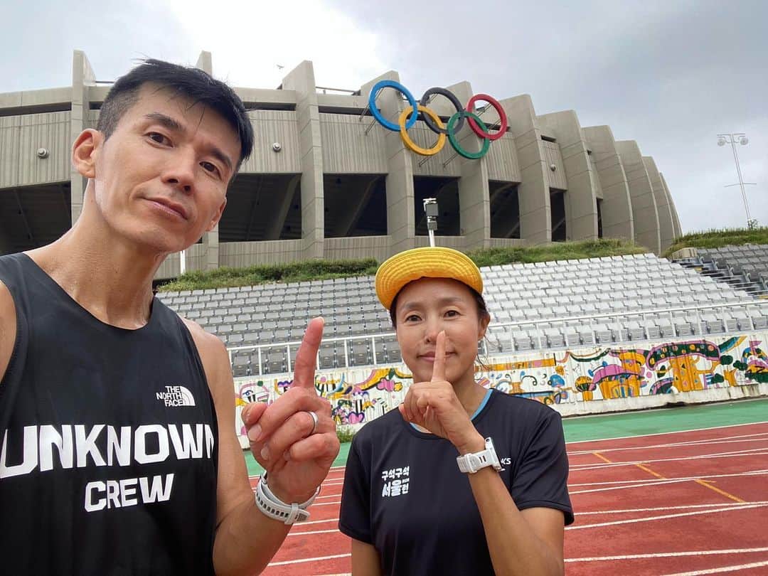 のインスタグラム：「🏃‍♂️ 인터벌 훈련 with @0923mara 감독님 20분 웜업 러닝 100m 질주 3화 400m +100m X 10 2set 90초/30초 하지만 3시간 자고 나왔더니 5개 하고 퍼짐 (그리고 첫번째 너무 힘이 들어가서 200m 32초에 뛰어버림) 감독님이 급 수정해주셔서 95초/35초로 10개 총 15개로 마무리 쿨다운 러닝 10분 오늘은 잠 좀 자야겠다  우리는 선한 마음을 가지고 건강한 삶을 위해 런한다 #UNKNOWNCREW #언노운크루  #스포츠가있는곳에 #파워에이드」