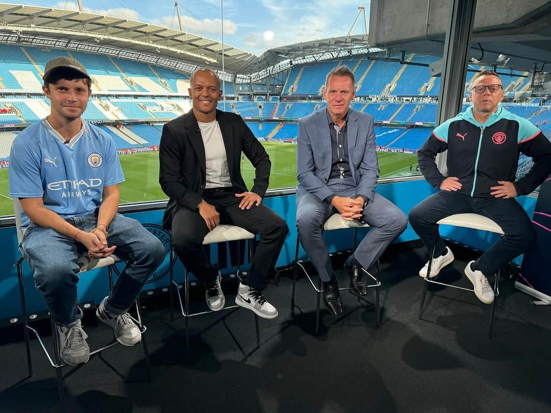 ロバート・アーンショウのインスタグラム：「Another great game to watch,react & analyse.  Working with Man City on their Match day live broadcast across the world🎥 Man City 2v0 Nottingham Forest   with the guys  Stuart Pearce & Paul Dickov  & Cel our good host   #mancity #nottinghamforest  #media #football #tv #content #futbol」