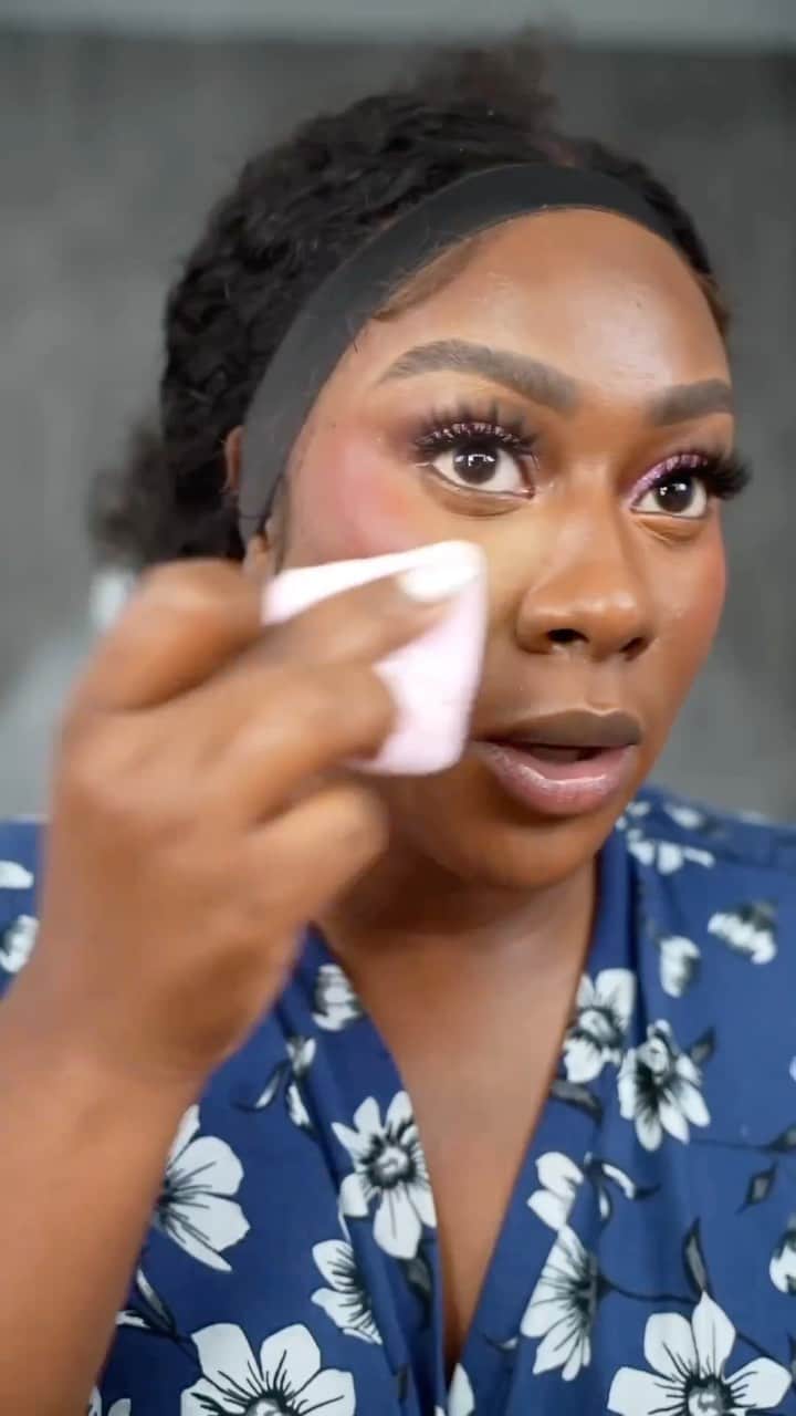 Huda Kattanのインスタグラム：「@monicastylemuse coming at us with that GODDESS ENERGY before #HudaHighProm! 🔥  She gets her glam ON with:  ✨ Naughty Nude Eyeshadow Palette  ✨ Easy Bake And Snatch Pressed Powder in Kunafa」