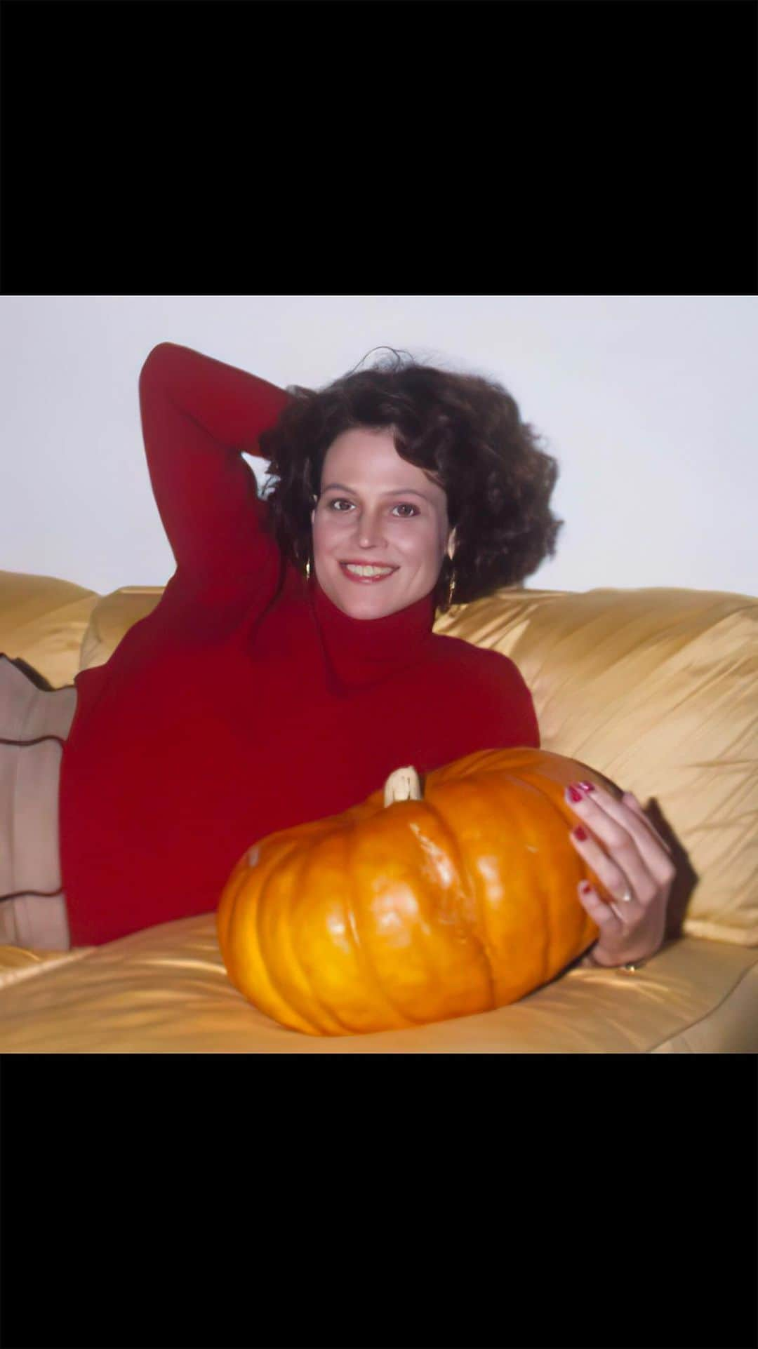 ニューヨーク植物園のインスタグラム：「Spooky season is upon us and a chill is in the air! 👻🎃   We challenge you to share your coziest couch fits and spooky fashions with NYBG Trustee Sigourney Weaver. Use #SigourneySeason for a chance to win an NYBG gift bag full of your own Garden looks…if you have the guts!  #OOTD #FallOWeen #Halloween #SpookySeason #CozySeason」