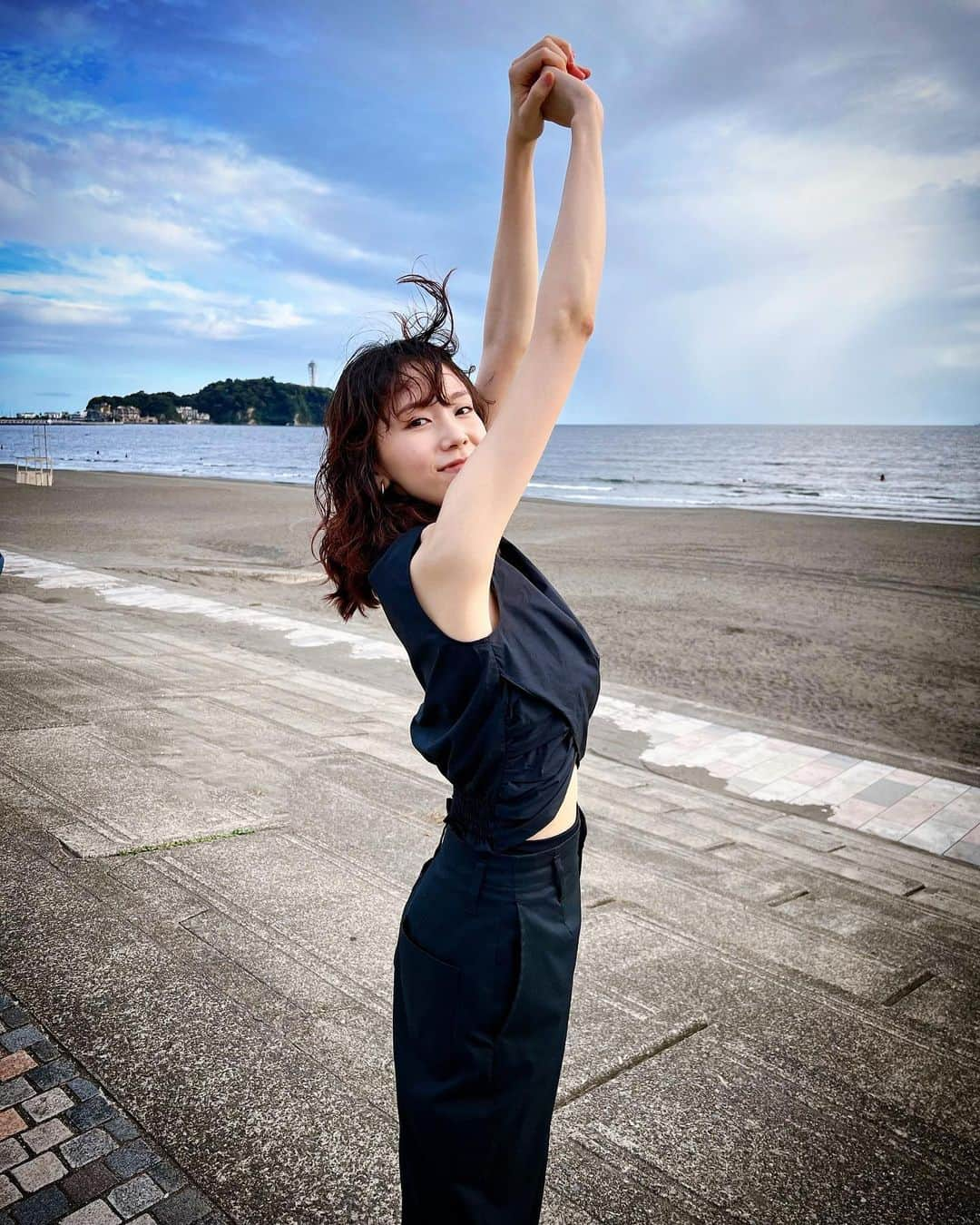 白川悠衣のインスタグラム：「【美容液再販のお知らせ】  9月28日21時より CINCO VARIAND The essence serum を再販致します  初販から有難いことに完売続きで ようやく再販の準備が整いました💋  ヒト幹細胞の中でもトップハイクラス 【ヒト臍帯血細胞順化培養液】を原液で一瓶にたっぷり【50%】と高配合し  美容好きなら確実にわかる 主要成分ひとつひとつの効能とちから  今がいつだって一番若く 今の蓄積が未來の肌をつくる  母親になって尚わかる 肌と肌の触れ合いの必要さとパワー♡  それは子供でも恋人でも 友人でも家族でも同じこと  いつもの基礎化粧品を使う5分前に この美容液を数滴つけるだけ  時間も手間もいらない ただそれだけでいい ただそれだけが未來の美肌をつくり 上質な肌と肌のコミュニケーションを生む  肌トラブルを抱える肌にも 十分に綺麗な肌にも 美肌の高みを目指して未來に期待して 使って頂けると嬉しいです💋  わたしは肌トラブルを切り捨てて 今美肌を手に入れた  そして未來の美肌も わたしは手にしようとしてる♡  公式HP https://variando.jp/  (@wada_nana_official プロフィールより飛べます)  #cincovariand  #essence #serum #skincare  #skin #肌質改善  #肌荒れ #ヒト幹細胞培養液  #アンチエイジング  #美容液 #美容マニア」