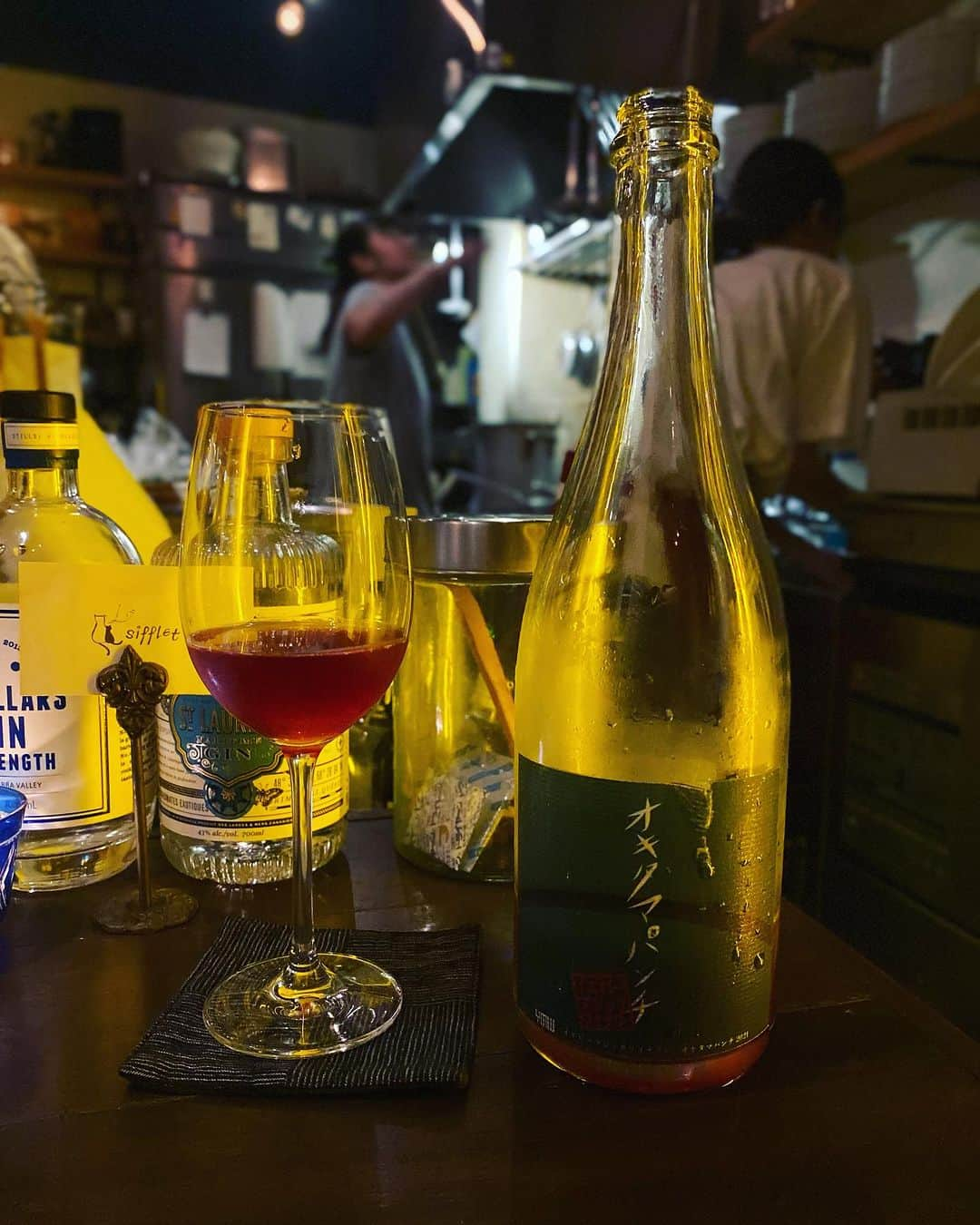 ひぐち君さんのインスタグラム写真 - (ひぐち君Instagram)「Yellow Magic Winery 「オキタマパンチ2021」🍷 ブドウを丸ごと感じる果実味と、ジュワ〜っと広がる旨みにより、楽しくなっちゃうワインです😁 #オキタマパンチ 2021 #スチューベン #マスカットベーリーA #置賜 #YellowMagicWinery #山形県 #南陽市 #赤湯 #シフレ #中目黒 #日本ワイン 🇯🇵 #japanesewine #vinjaponais  #일본와인 #日本葡萄酒  #wine #vin #vino #wein #vinho  #와인 #葡萄酒 #ワイン #余市町ワイン大使 🍷 #北海道新聞 📰 北海道新聞デジタル↓ https://www.hokkaido-np.co.jp/article/913705/ #髭男爵ひぐち君の語る日本ワインサロン 🥂 https://amzn.to/3DBTsSl #ひぐち君の日本ワイン会  https://bit.ly/2KJ9DQy @higehiguchi」9月27日 23時22分 - higehiguchi