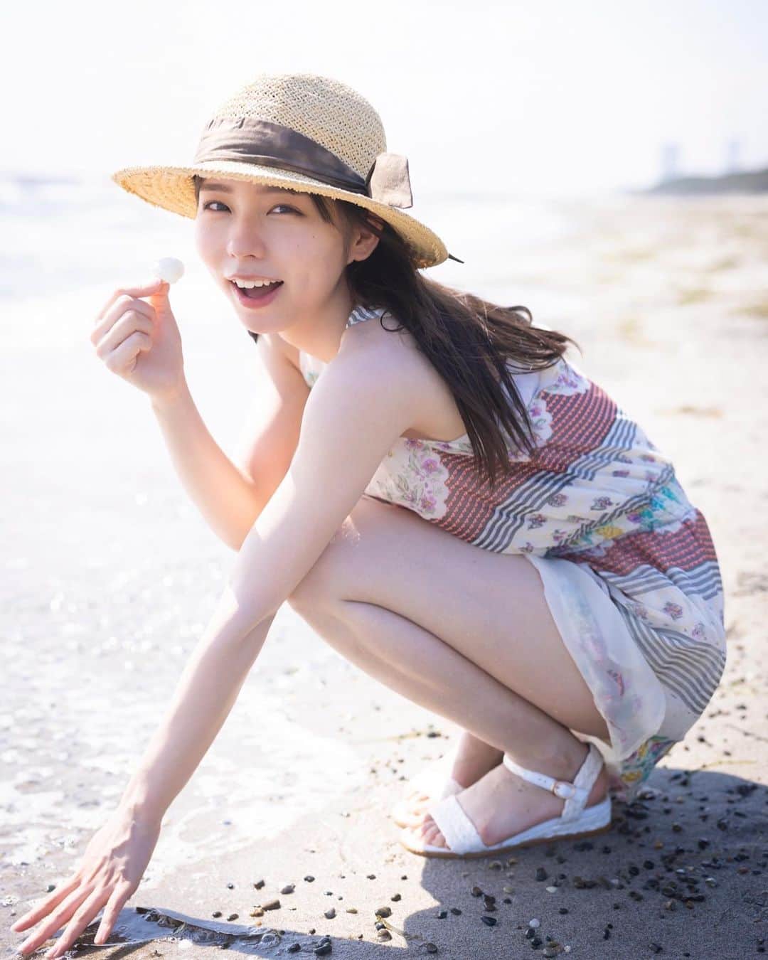 篠原望さんのインスタグラム写真 - (篠原望Instagram)「. 🐚‎🤍 . . だんだん秋になってきたけど まだ9月ということで海でのアザーカットを👒 . . カレンダーについてのインタビュー記事を 掲載していただいているのでぜひチェックしてね⛅️ . . CM NOW さん https://t.co/iKMgvYPjIE . ザテレビジョン さん https://thetv.jp/news/detail/1158496/ . Pop′n′Roll さん https://popnroll.tv/articles/35256 . .  photographer 田中智久さん @tomohisa.tanaka hair make 高尾美紀さん @omiki_makeup . . #稲毛海浜公園 #海 #砂浜 #貝殻 #麦わら帽子 #ノースリーブ #オールインワン #花柄 #instagood #japan #chiba #portrait #portraitphotography #japanesegirl #오오티디 #바다 #여행 #日本旅遊 #景點 #篠原望」9月27日 23時22分 - nozomi_920