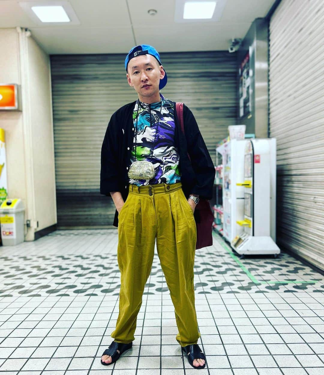 市川刺身さんのインスタグラム写真 - (市川刺身Instagram)「今日の服装。 渋谷でライブの日。  連続のサイクリングシャツこちらも超お気に入りに鯉口シャツ。 カラシ色のズボン。 青の光沢ある帽子に黒の便所サンダルと金のがま口でyorozuのバッグ。  ワラムゲの後あるあるサクセションに出させて頂きました。 あるある楽しすぎました。 今年のキングオブコントは決勝進出ならずでした。 応援してくださってライブ観に来てくれてた方々ごめんなさい。 また頑張るので見てやってください。 地下で撮りました。 あと9/29の20:45から渋谷ムゲンダイドーム2にて市川刺身のお造りライブがあります。 ゲスト決めそびれて大変ですがライブ初めてちょうど1年の回。 今回とてつもないので是非観に来てください。 地下ありがとう。  #今日着た服 #ファッション #古着 #キングオブコント #がんばれ」9月27日 23時15分 - soitsudoitsu