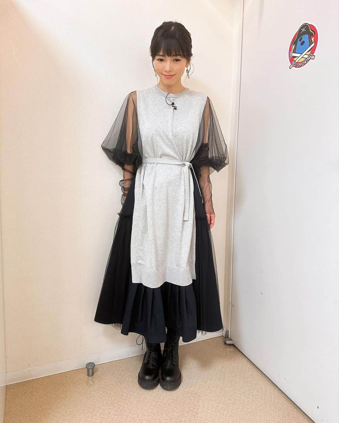 釈由美子のインスタグラム：「いま番組収録が終わりました🙋‍♀️  今日はドラマのロケのあと、 一旦帰宅してママ業に戻り👩 夕方から湾岸スタジオで番組の収録をしてきました🙋‍♀️  さっきまで演じてたドラマのどぎつい役柄と バラエティーとのギャップがありすぎるから😂笑  醜態晒して楽しんできました🤤  詳細は情報解禁されたらお知らせしますね💕  ⭐️本日の衣装⭐️  ワンピース millanni  @millanni @dressunreve  ピアス La Chiave @la_chiave_jewelry  かしこくもなし おもしろくもなし  なんのとりえなし🫣  #ひとり反省会 #番組収録 #ぽんこつおばさん」