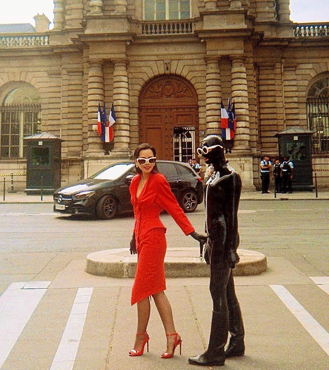 ティエリー ラスリーさんのインスタグラム写真 - (ティエリー ラスリーInstagram)「a casual day in Paris with @houseofiris.official featuring the THIERRY LASRY sunglasses “MURDERY” & “PULPY” - shot by @gonebazaar #thierrylasry」9月27日 23時17分 - thierrylasry