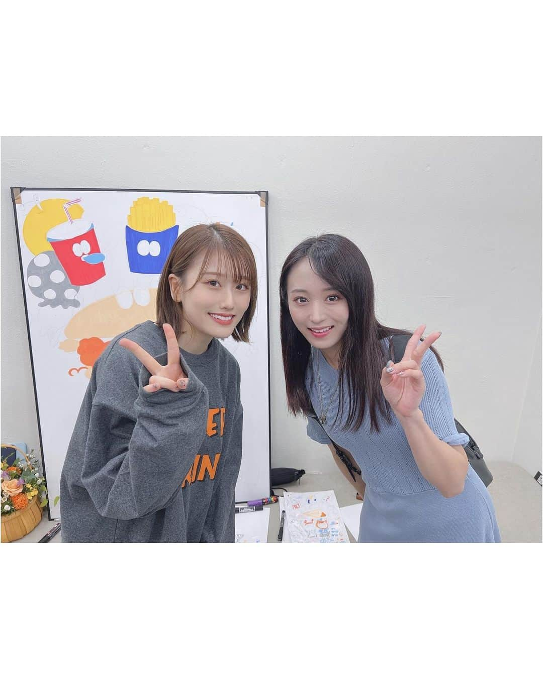 小田彩加さんのインスタグラム写真 - (小田彩加Instagram)「もう3日前だった！  overprintさんの原宿ポップアップ 「ダブルエー🅰️」 ライブペインティングイベント  ありがとうございました！  ゼロちゃんもポスカは初めてらしいのに、そんな感じ全くなくて、アドバイスもらいながら、近くで学ばせてもらいつつ、2人で最高の作品が出来ました🅰️  これが、スウェットやパーカーのバックプリントになって、届くの楽しみ！！！ たくさん着てくださいね♪  東京ということもあって、行きの飛行機も朝の電車も、全てがそわそわしたまま始まったイベントでしたが、久しぶりのファンの皆さんにも来て頂き、元気をもらい、  大好きな友だちやHKT48からお世話になってるスタッフさんにも足を運んで頂きました🐾  ゼロちゃんのお友達のようなファンの皆さんもとても優しくて、良い出会いばかりで🌈  恵まれております  ハッピーな1日だったので、写真いっぱいです。  日向&そのちゃん、そして、なぎちゃん。の4ショット📸 最初で最後レベルにレアなので記念に載せます♪  またできたらいいな🅰️  もっともっと頑張るぞ！  #あやか　#あやか #ダブルエー #overprint #オーバープリント #ライブペイント #ポスカ  #illustration #イラスト #art  #イラストグラム #originalcharacter #characterdesign  #kidlit #kidlitart #childrenillustration  #childrenillustration」9月27日 23時17分 - odachan_official