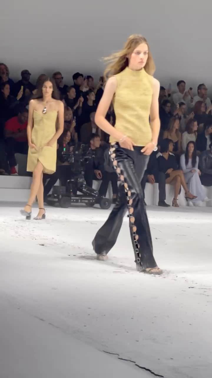 のインスタグラム：「【#WWDJAPANパリコレ取材】「クレージュ（COURREGES）」が2024年春夏コレクションを発表しました。  #COURREGES#クレージュ#COURREGESss24#pariscollection#pfw#fashionweek#parisfashionweek#fashion#fashioncollection#fashionshow#パリコレクション#パリコレ#ファッションショー」