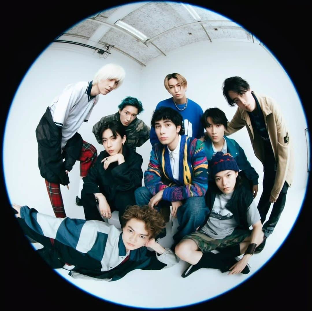 のインスタグラム：「8周年ありがとう！ BLUEの皆もおめでとう 受けた愛情の分は、格好良い音楽で恩返しさせて下さい 9年目突入、変わらずヨロシク」